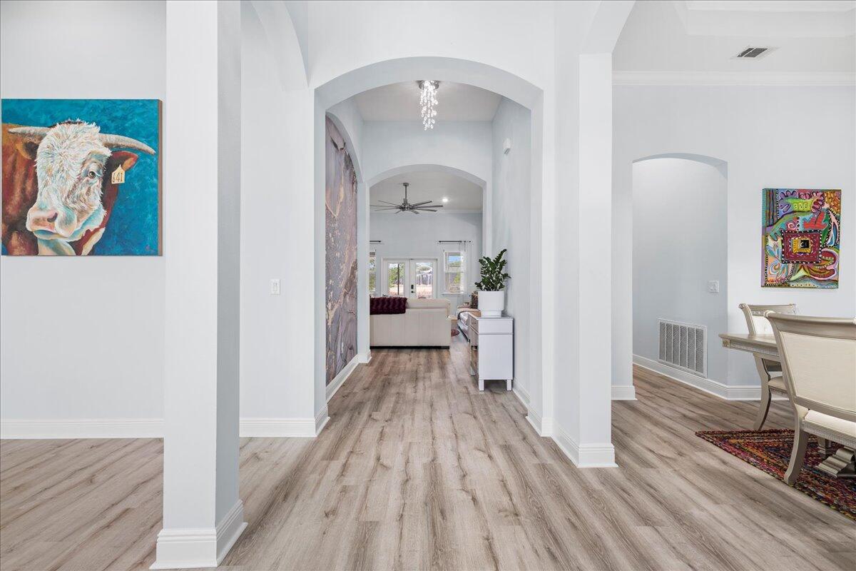 513 W Club House Drive