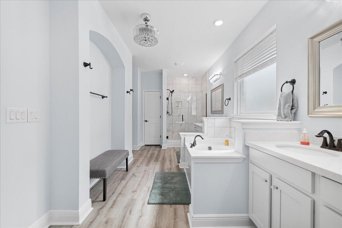 513 W Club House Drive