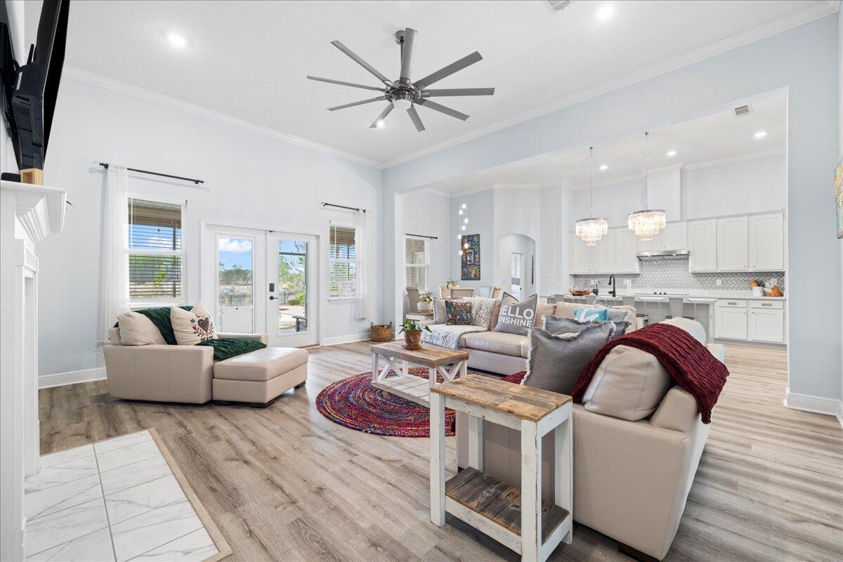 513 W Club House Drive