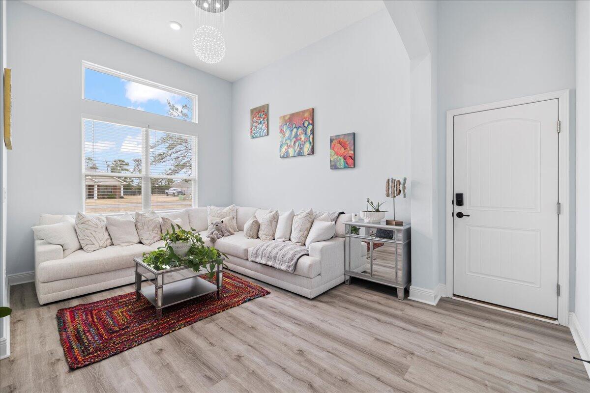 513 W Club House Drive