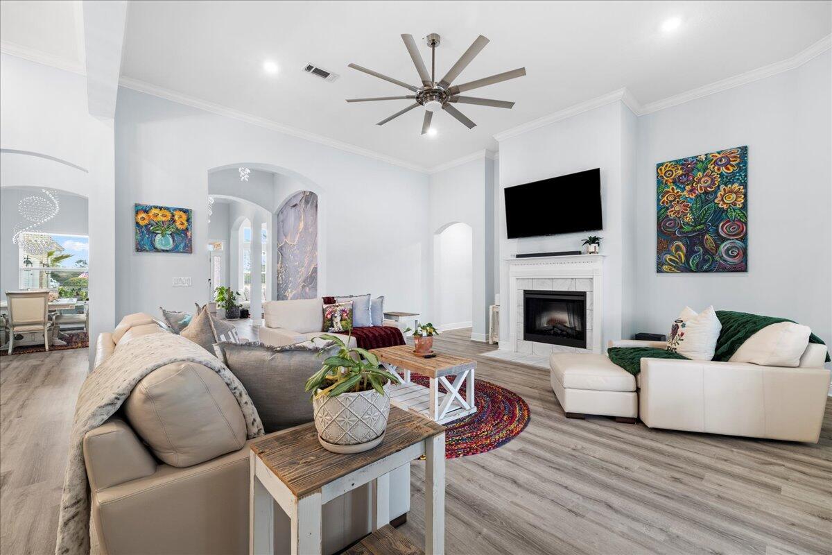 513 W Club House Drive