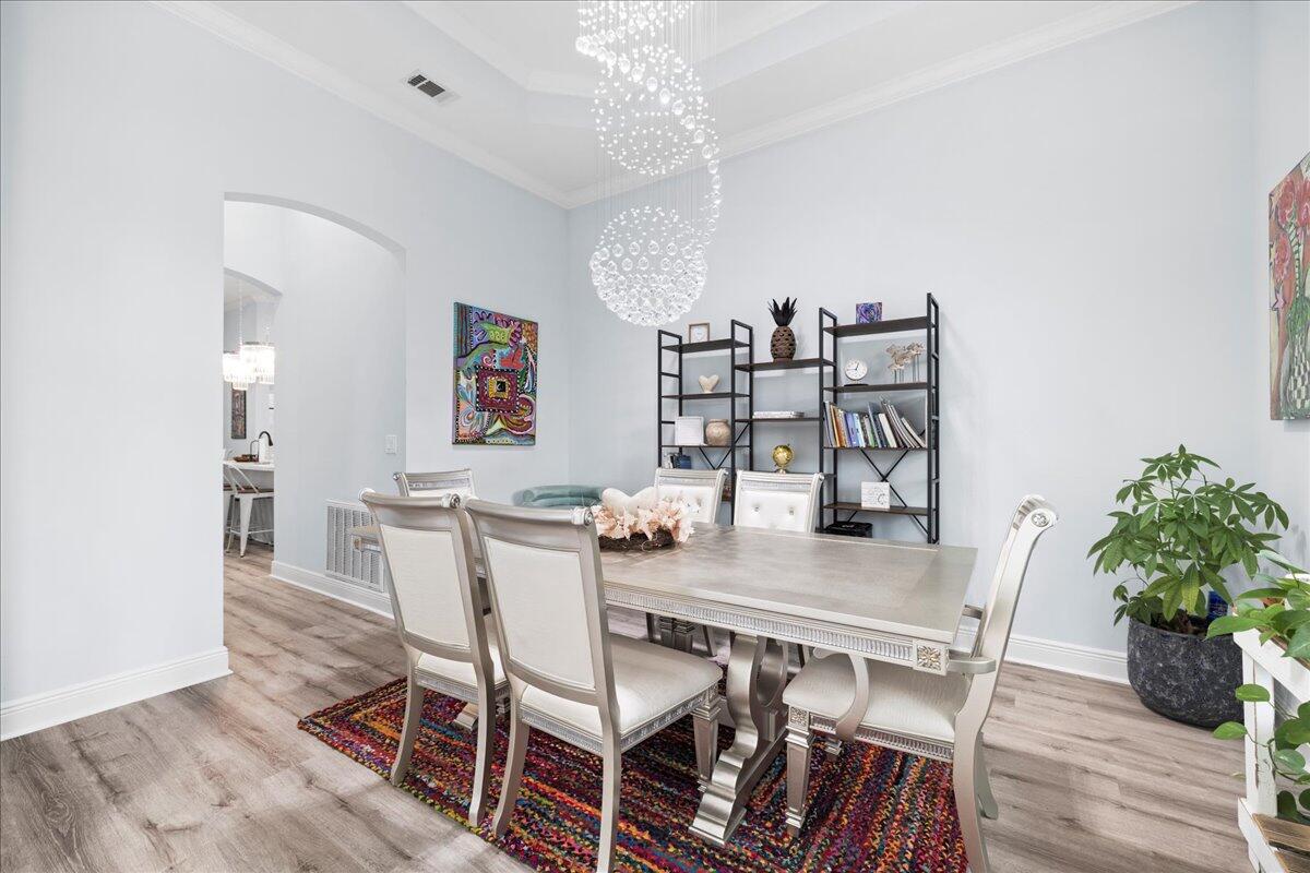 513 W Club House Drive