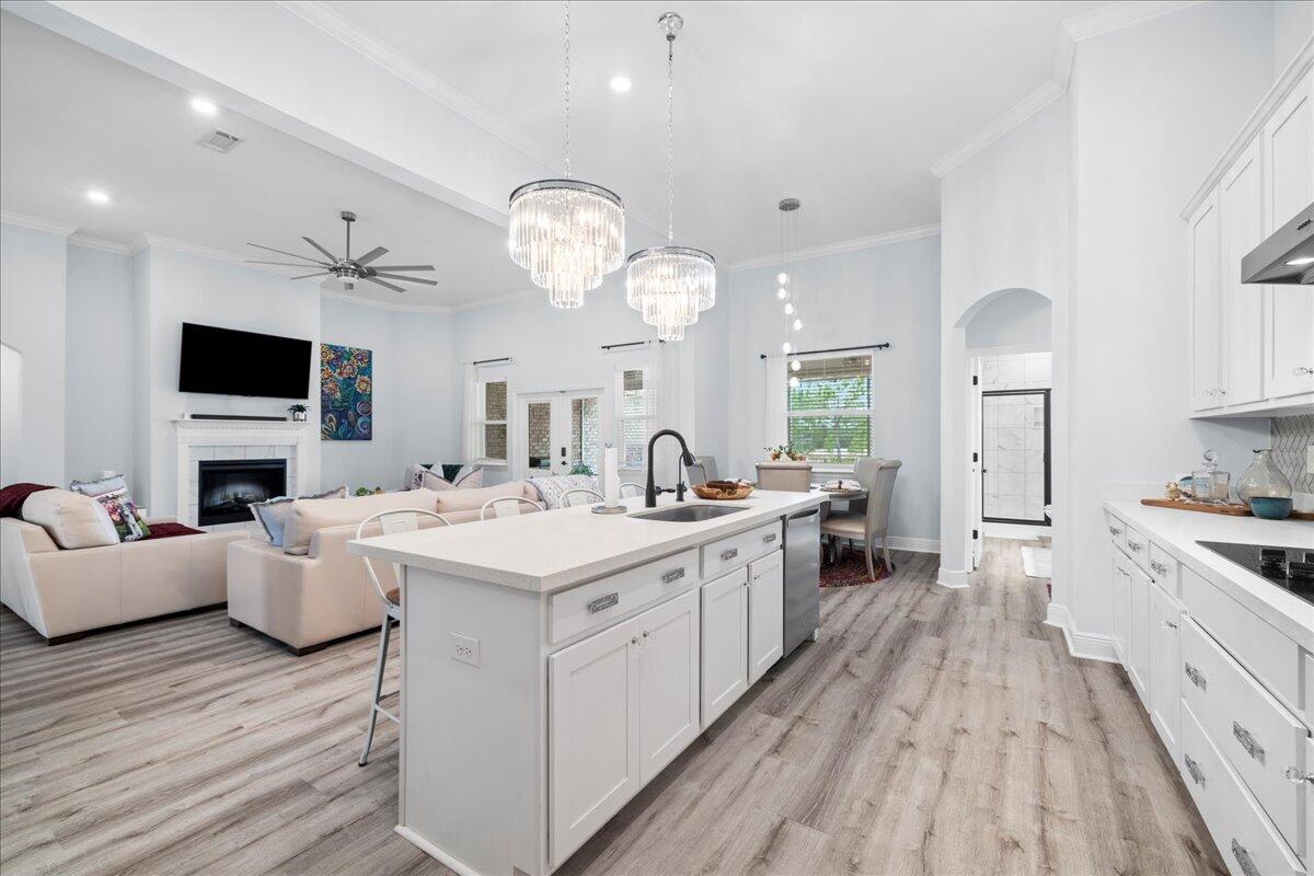 513 W Club House Drive