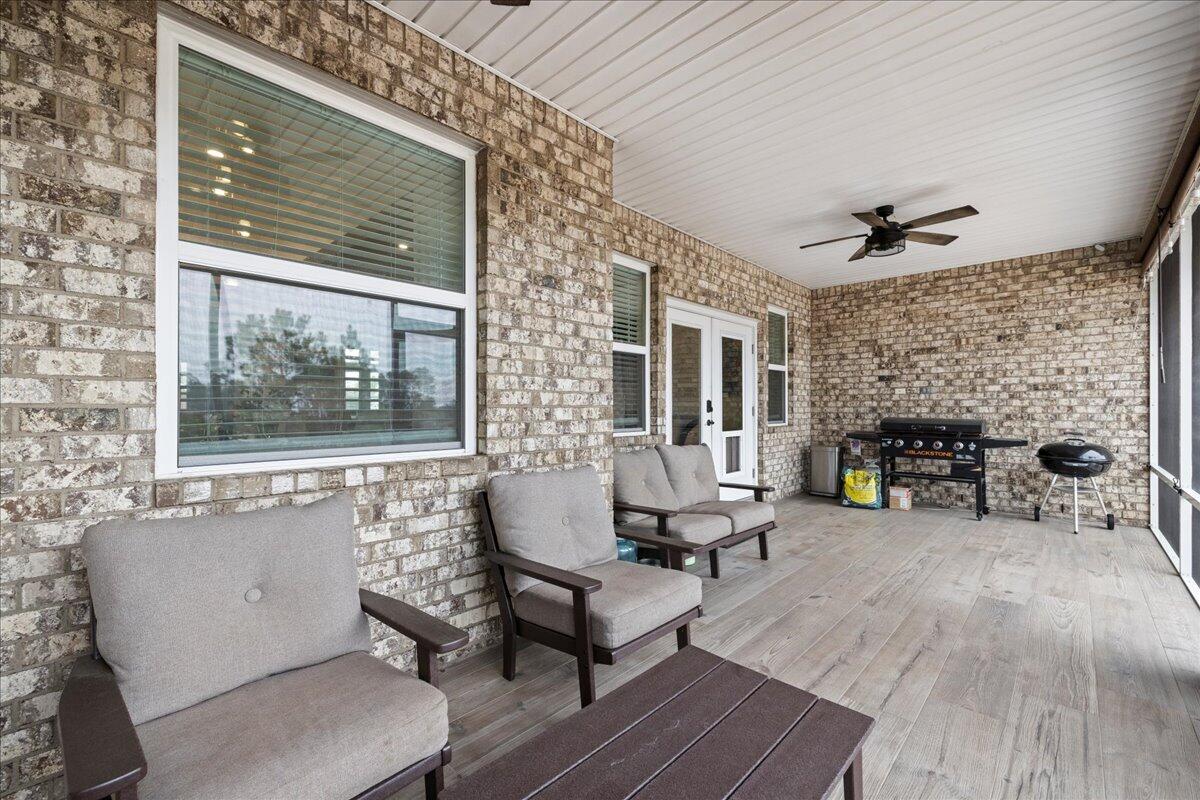 513 W Club House Drive