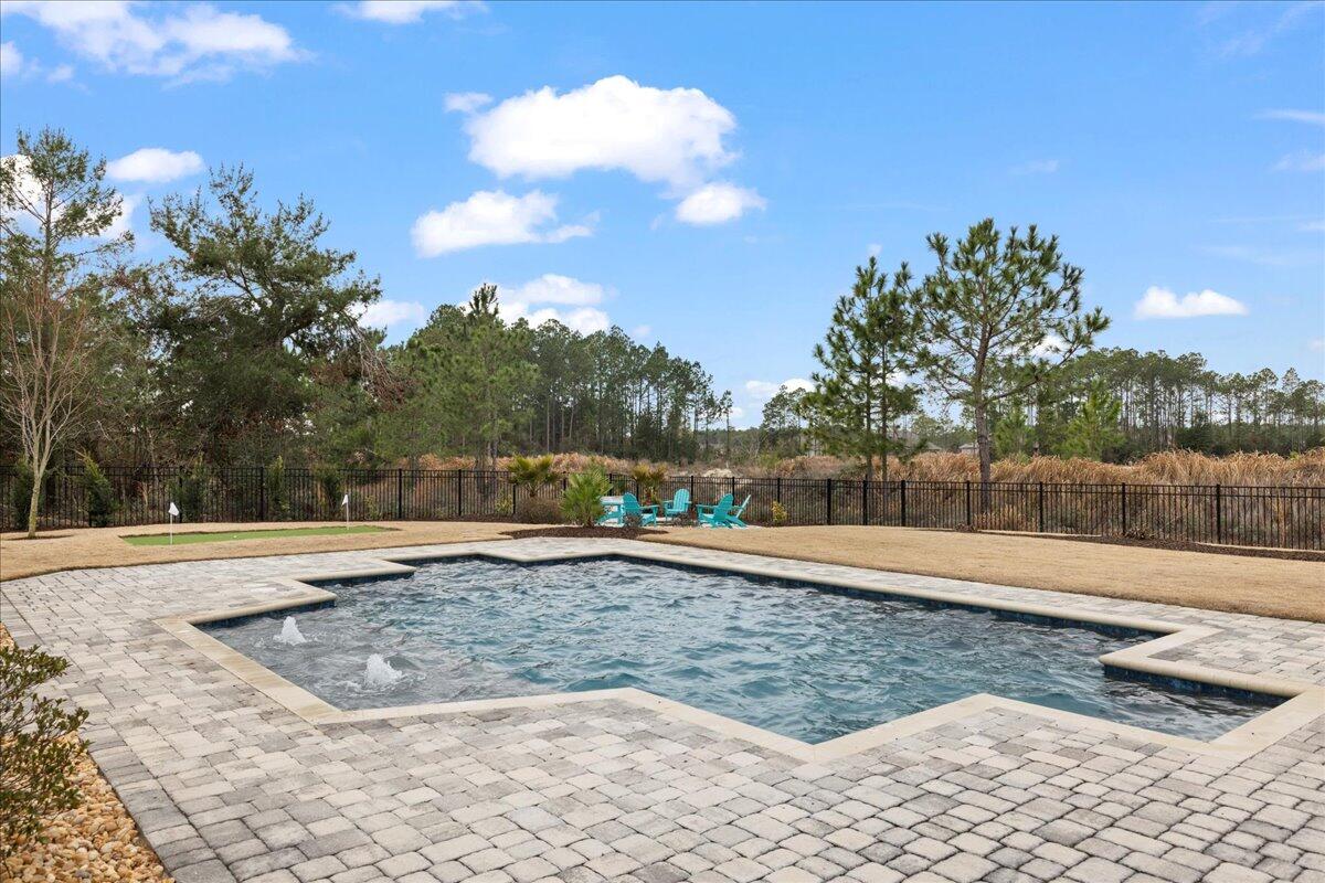 513 W Club House Drive