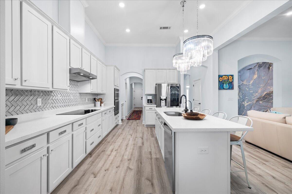 513 W Club House Drive