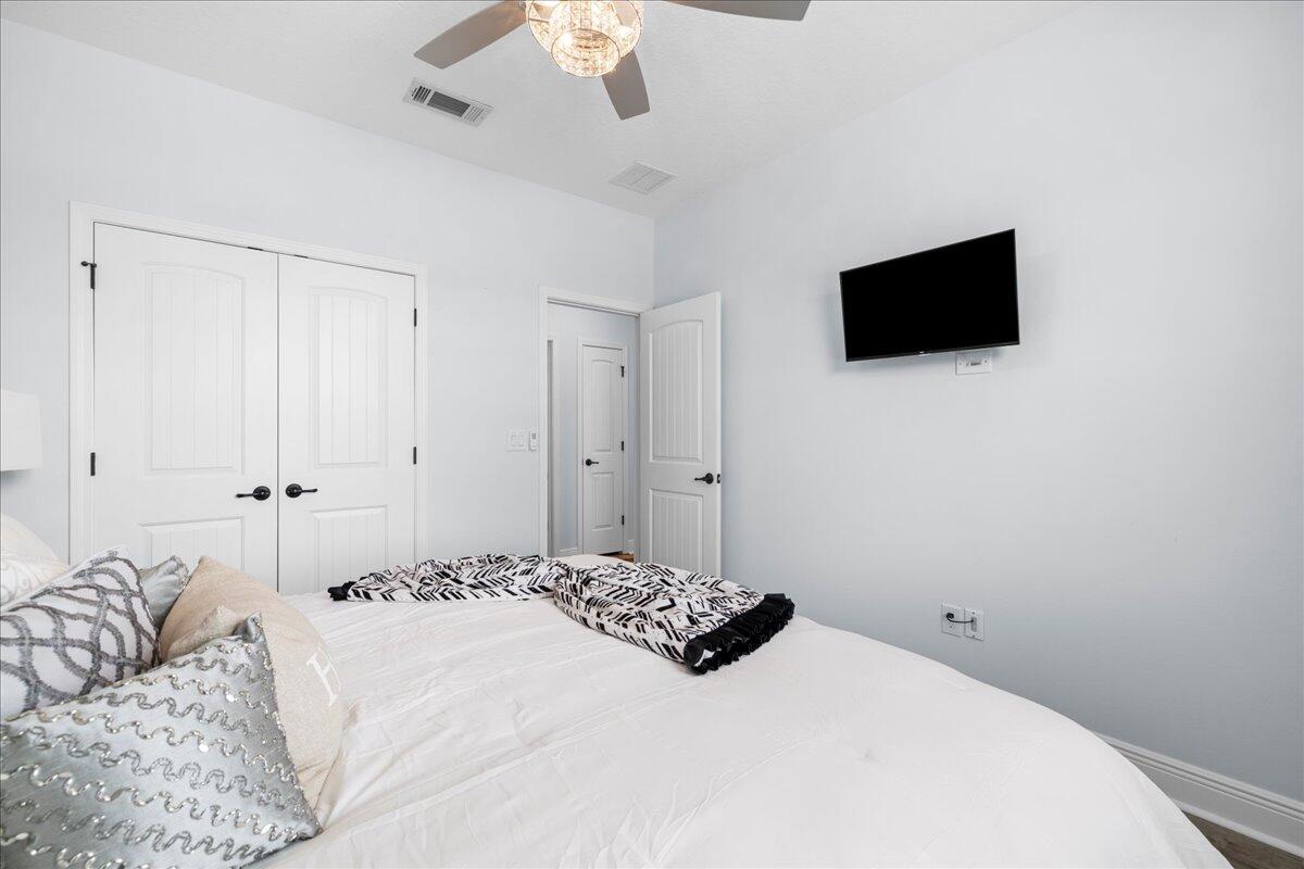 513 W Club House Drive