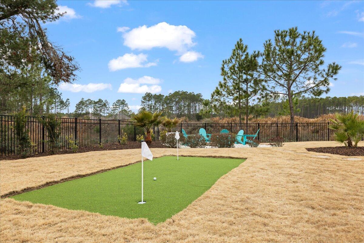 513 W Club House Drive