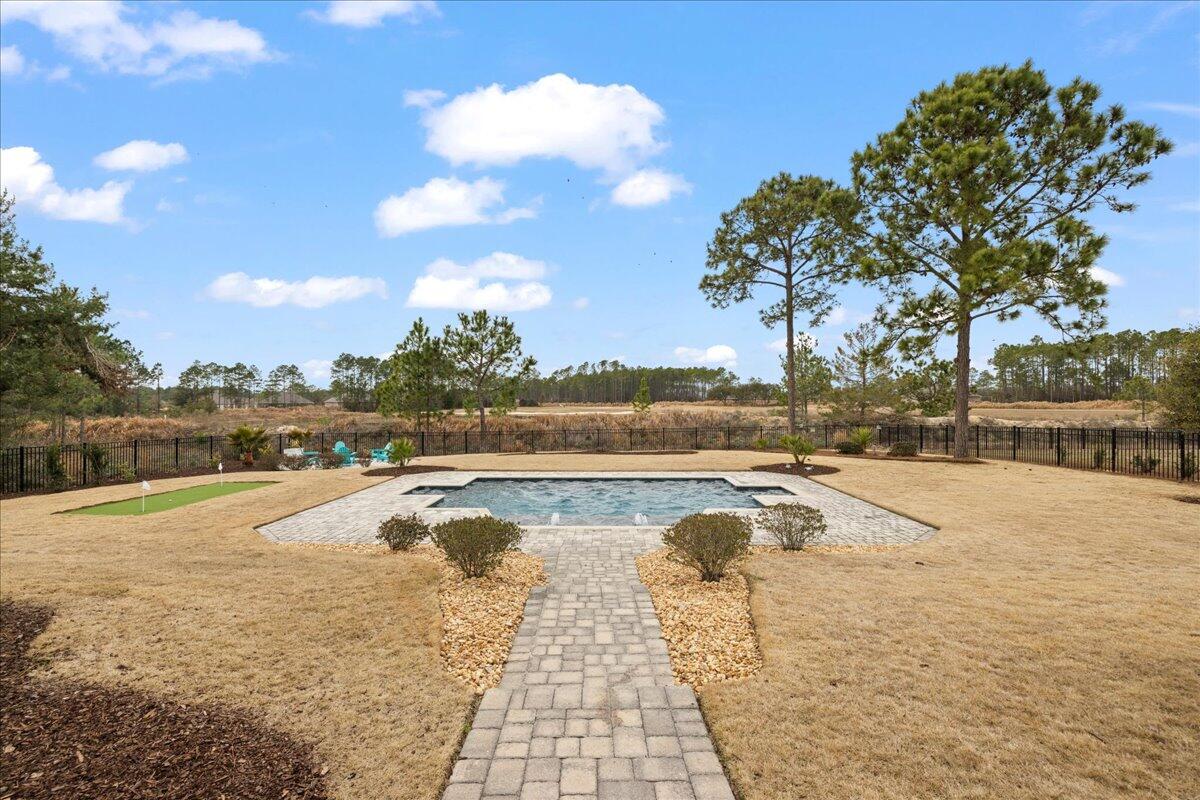 513 W Club House Drive