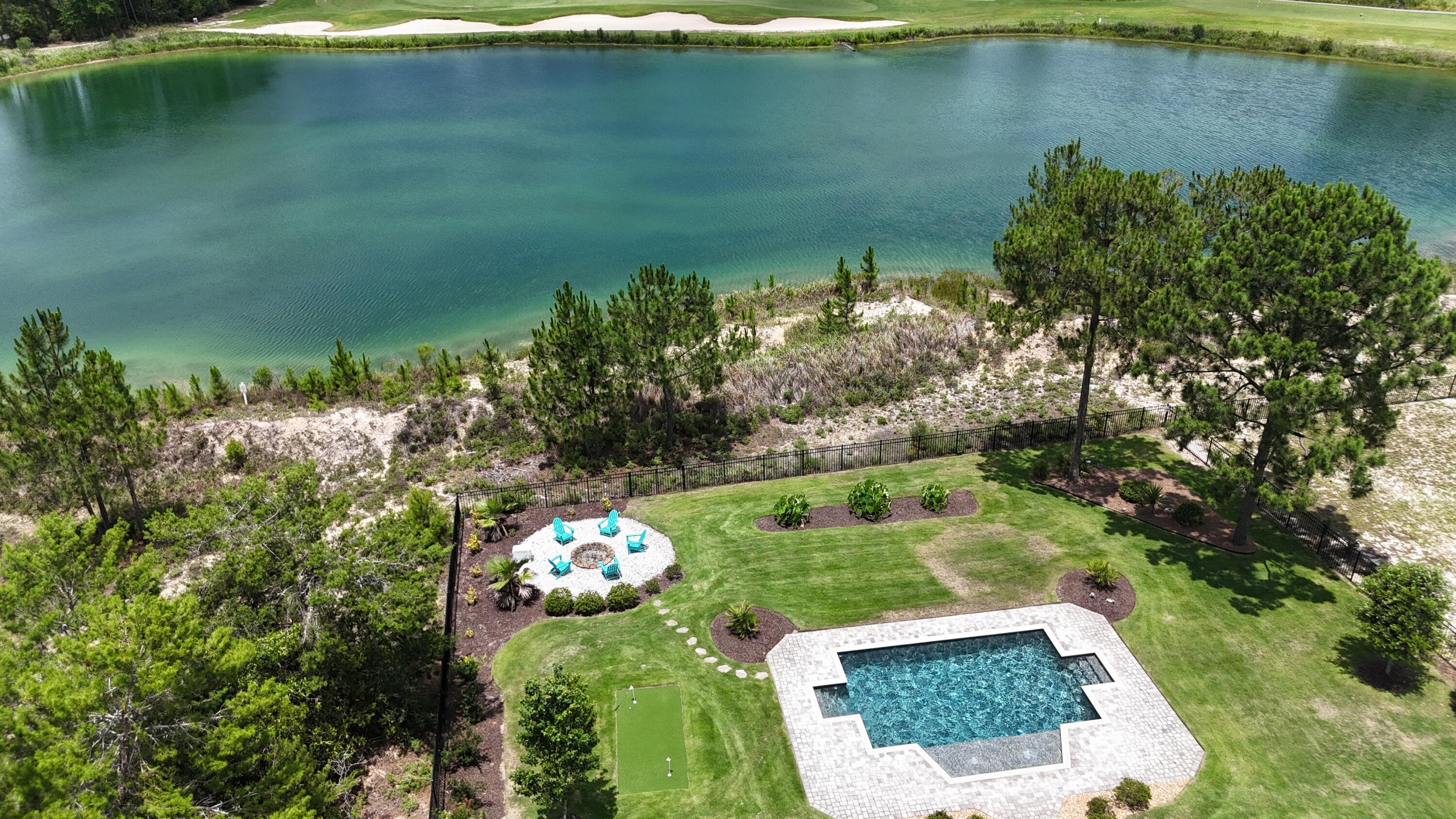 513 W Club House Drive