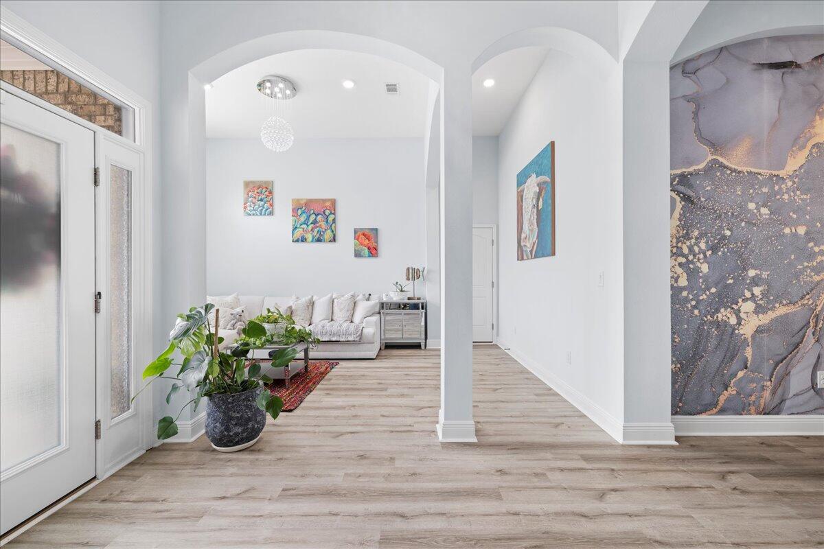 513 W Club House Drive