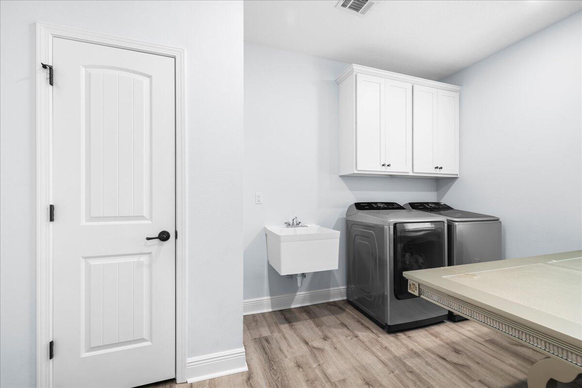 513 W Club House Drive