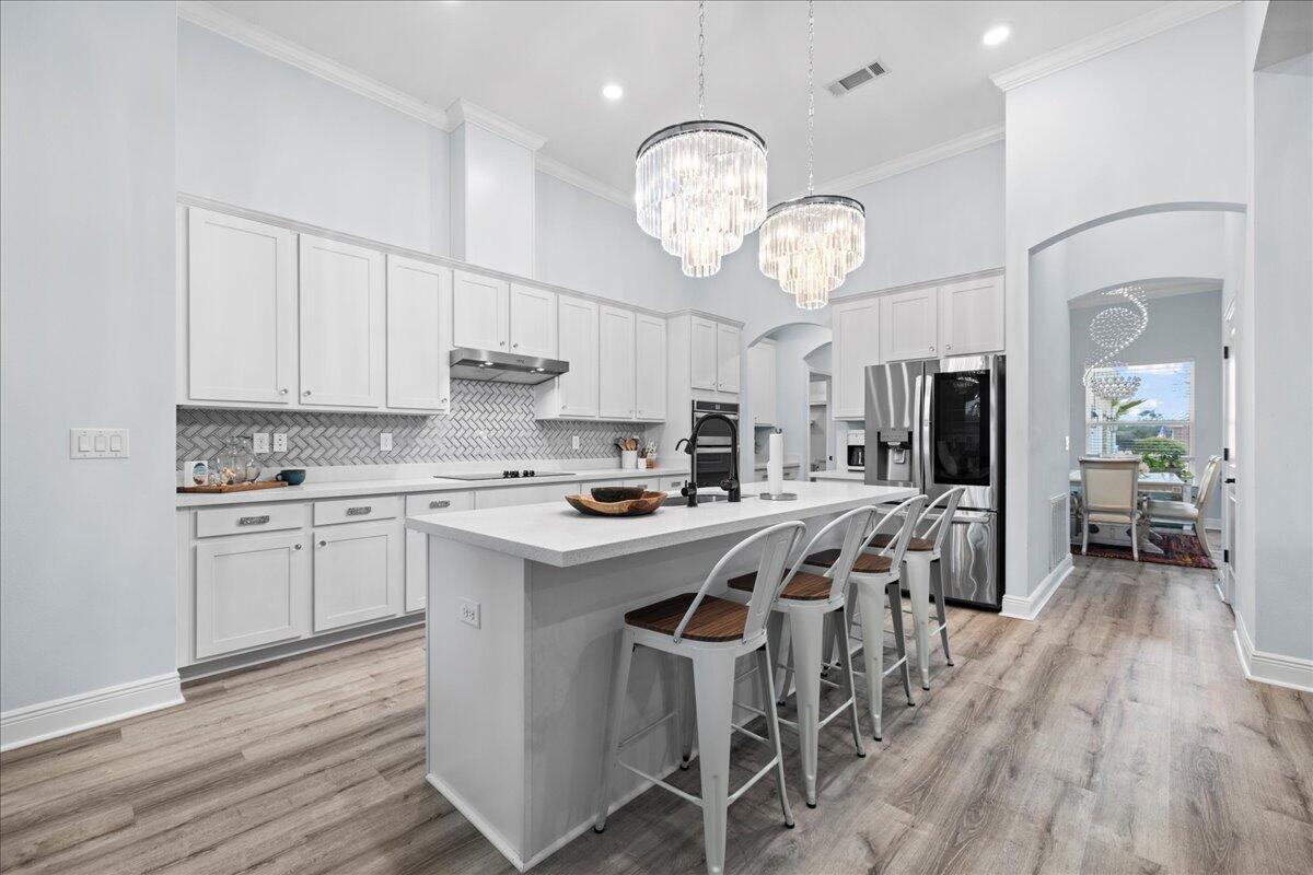 513 W Club House Drive