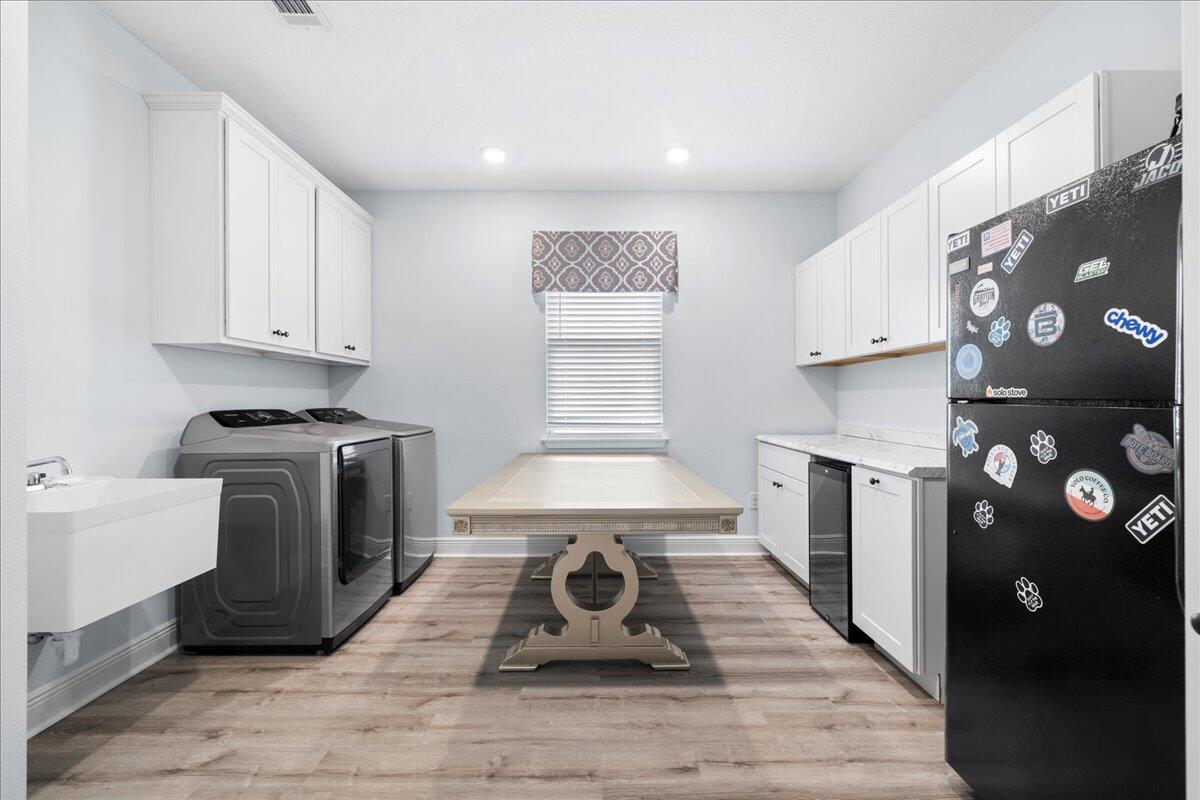 513 W Club House Drive