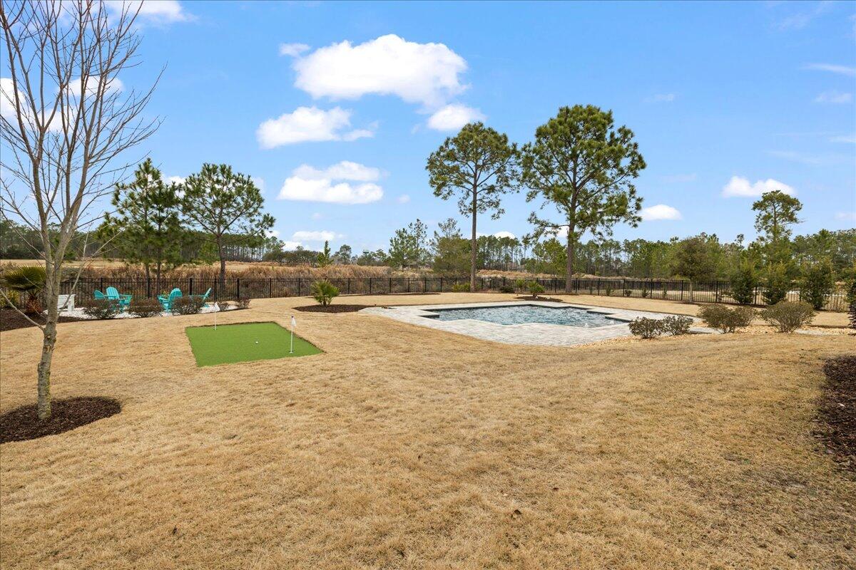 513 W Club House Drive