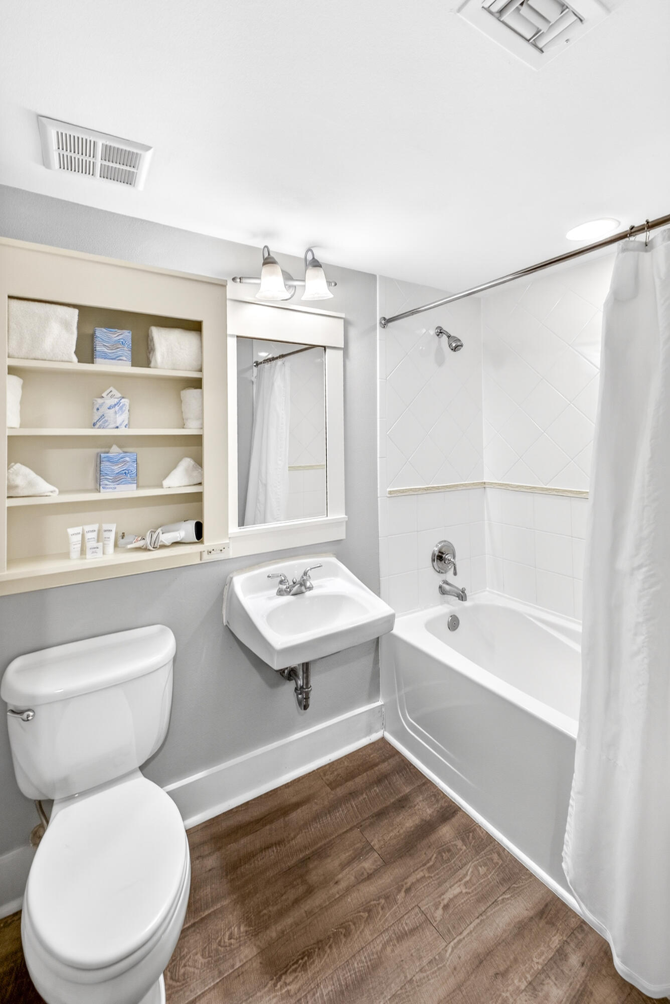 9300 Baytowne Wharf Boulevard 333/335