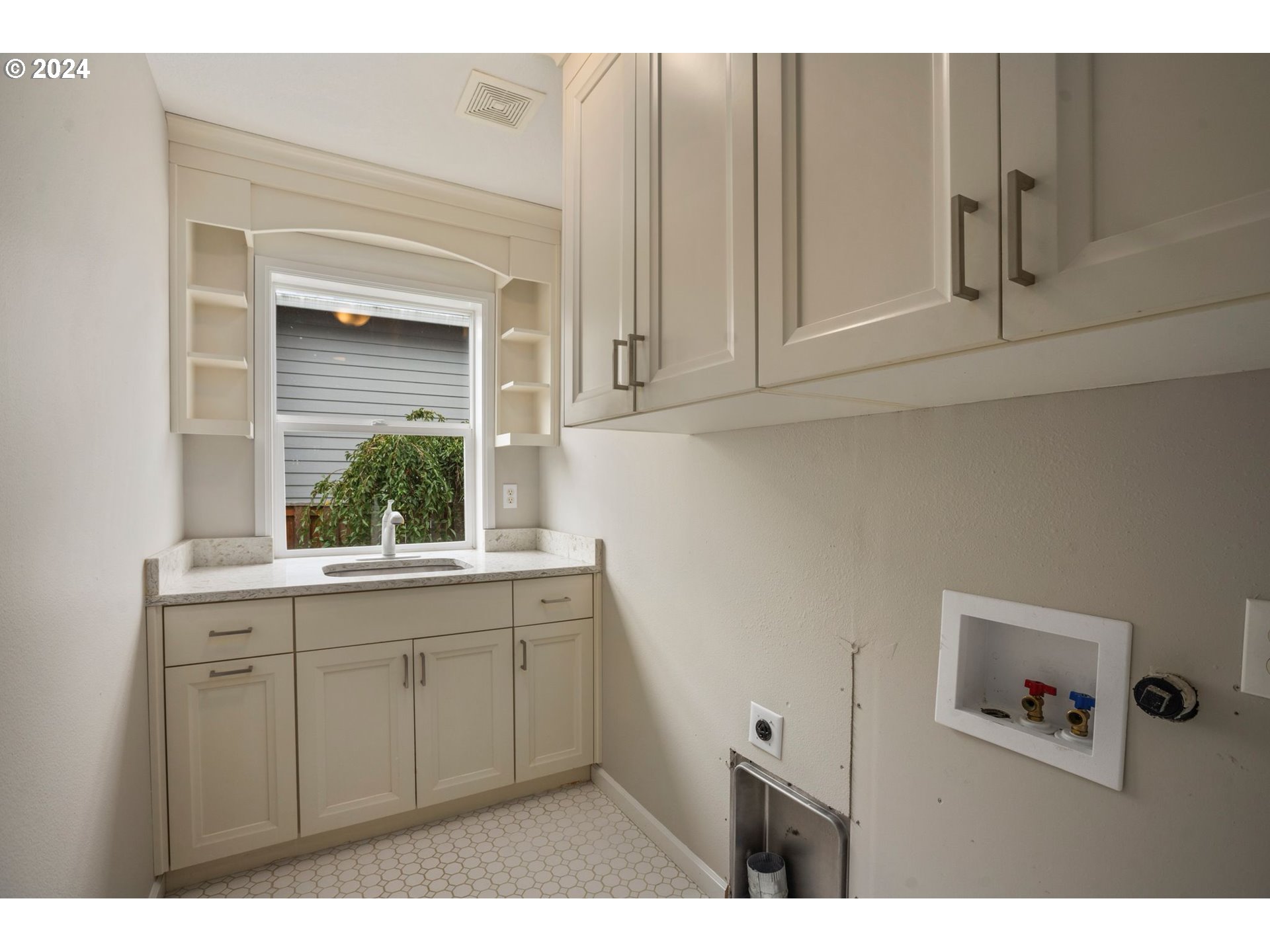2408 NW NORWOOD ST