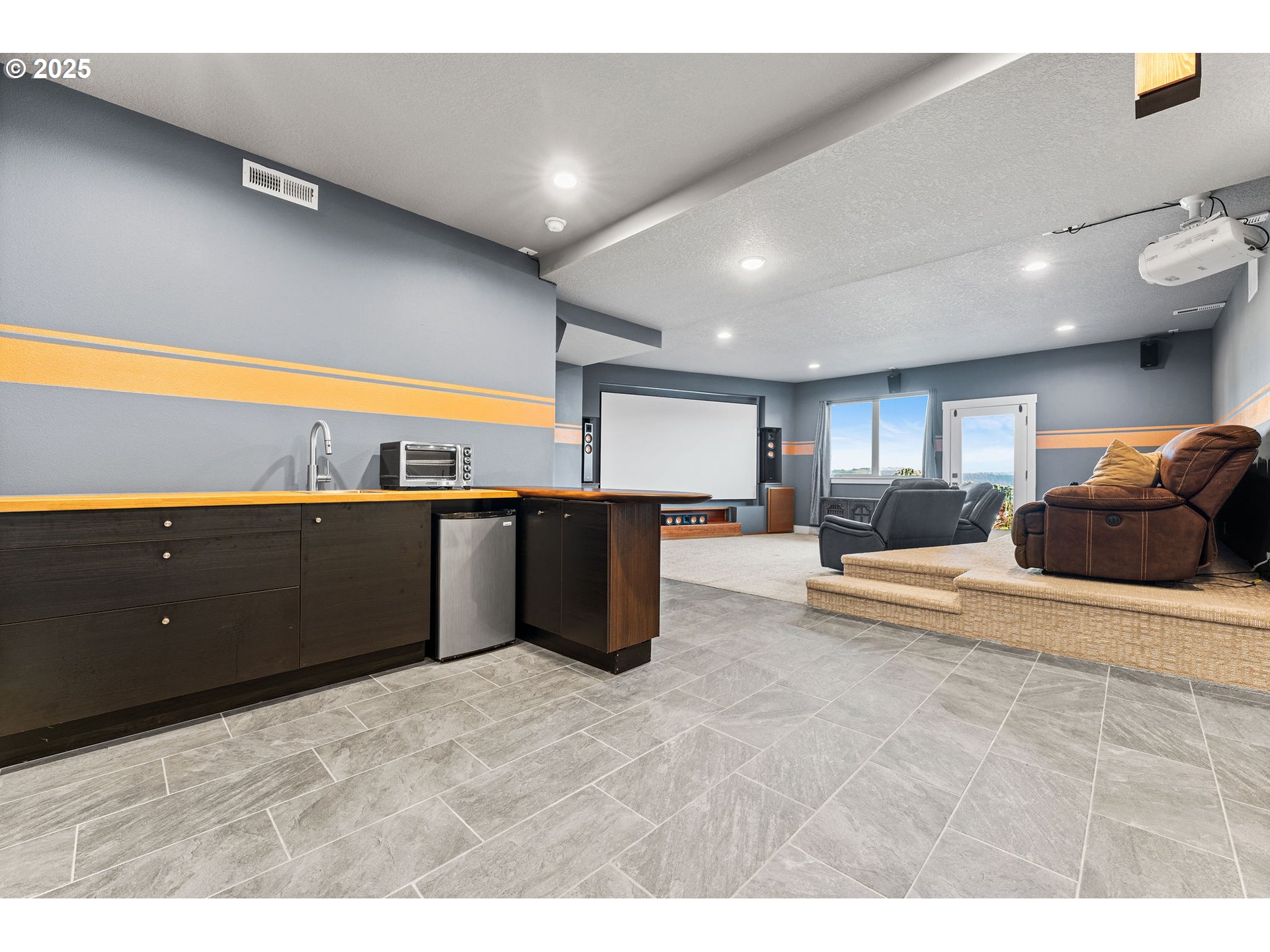 221 W DOGWOOD ST