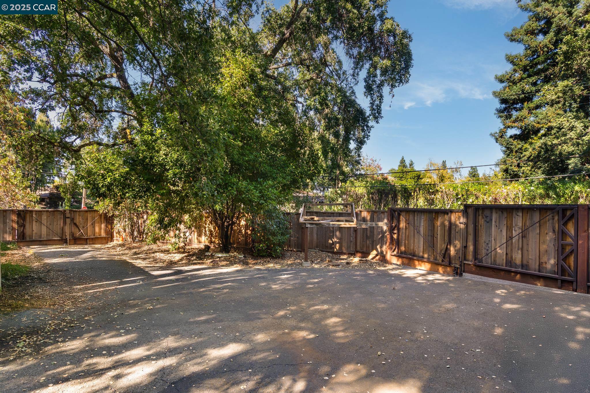 200 Lark Ln