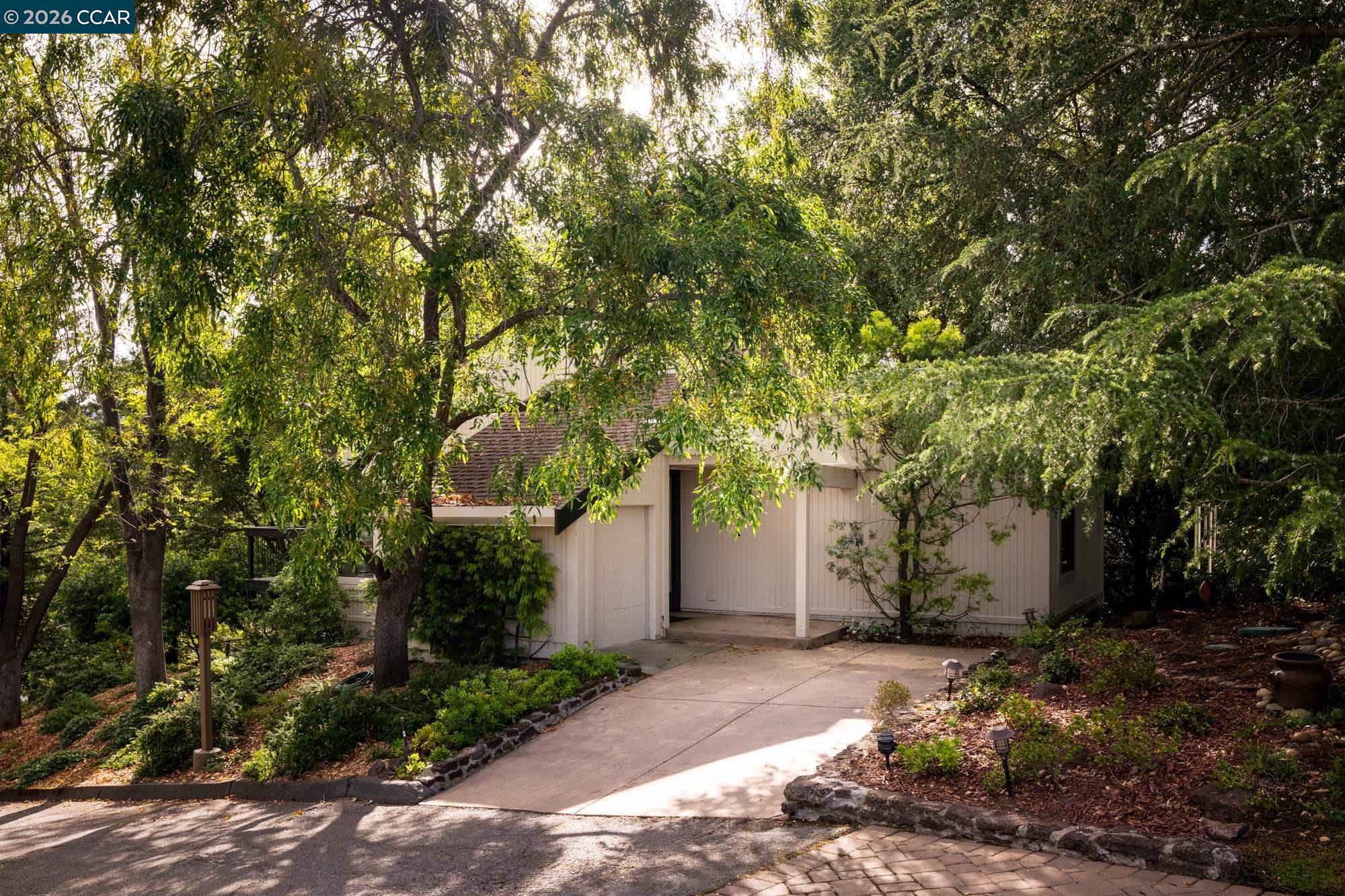 2305 Saddleback Dr