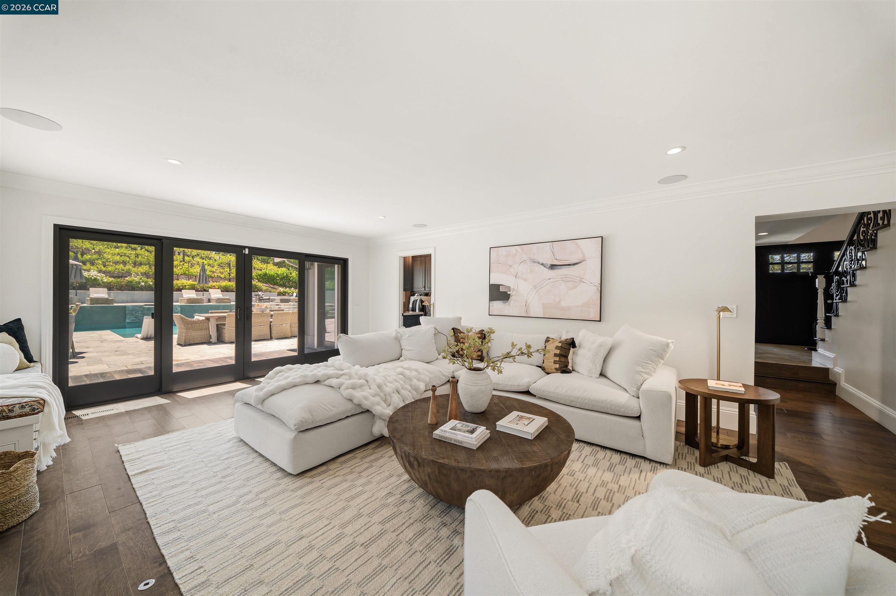 330 Twin Peaks Ln