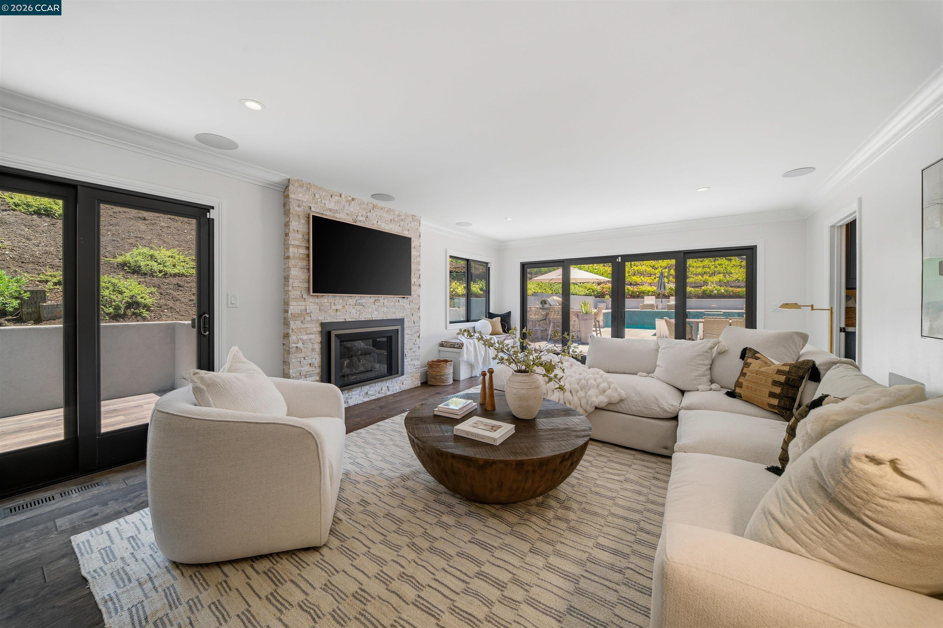 330 Twin Peaks Ln