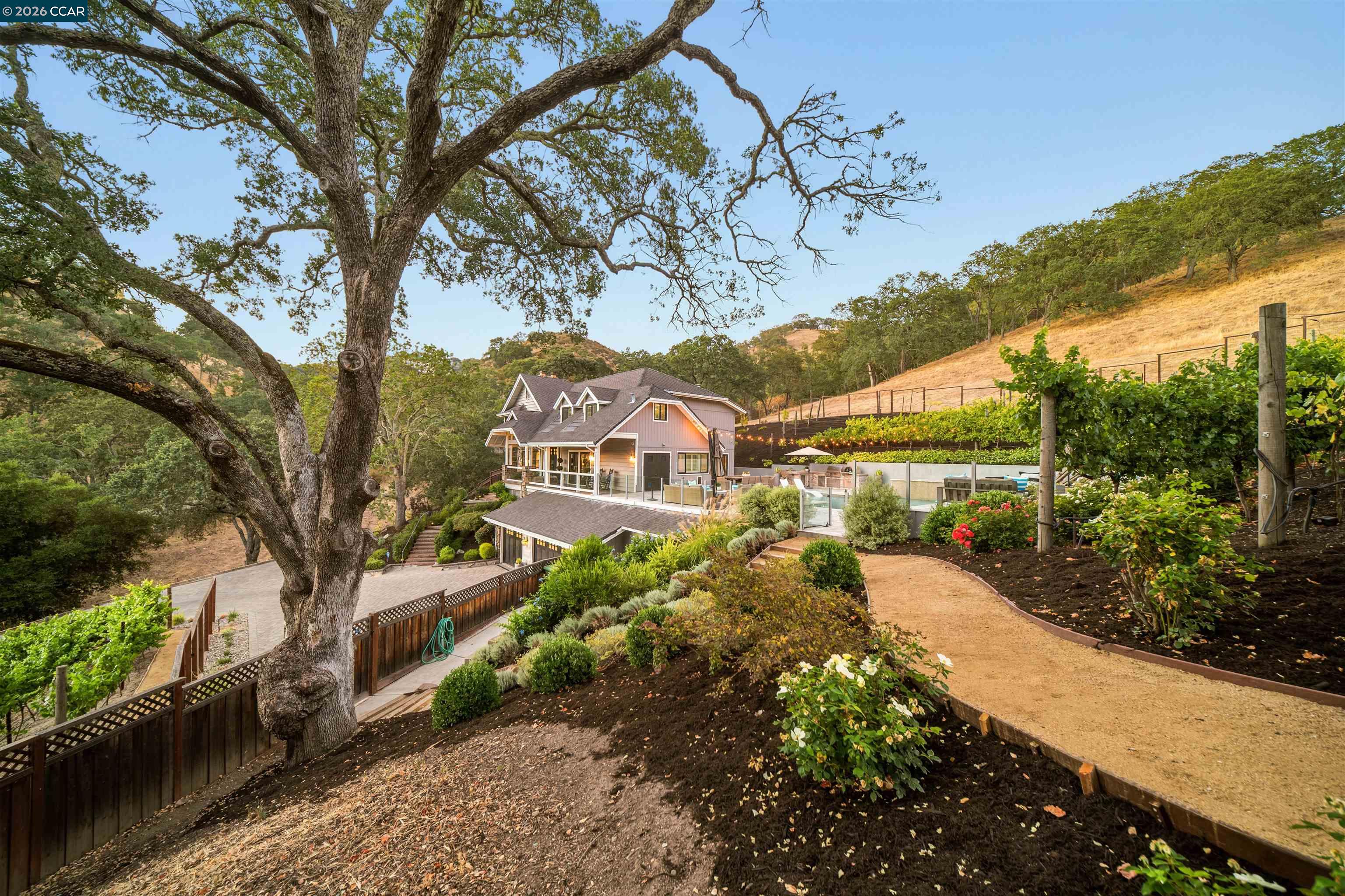 330 Twin Peaks Ln