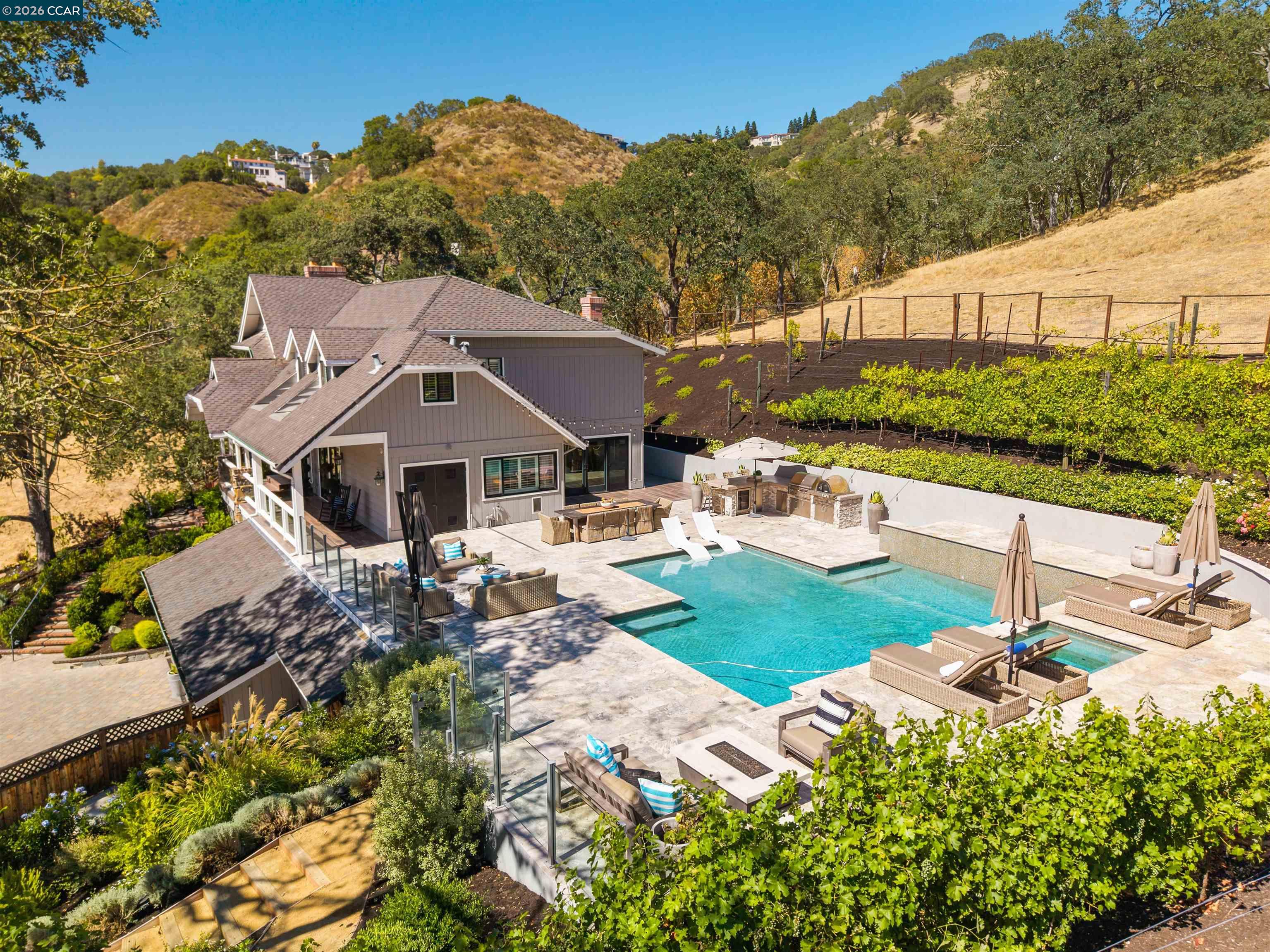 330 Twin Peaks Ln
