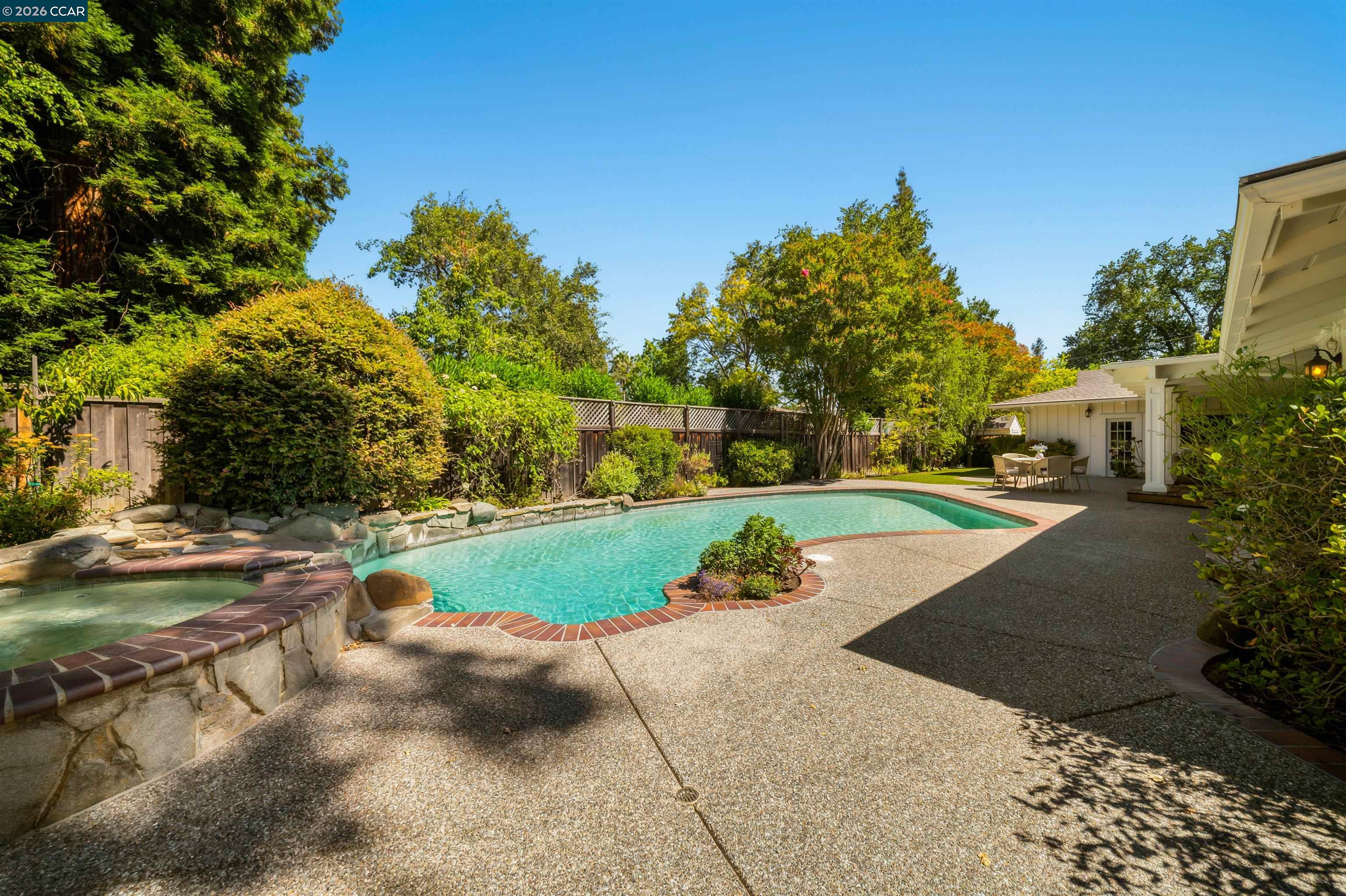 250 La Serena Ave