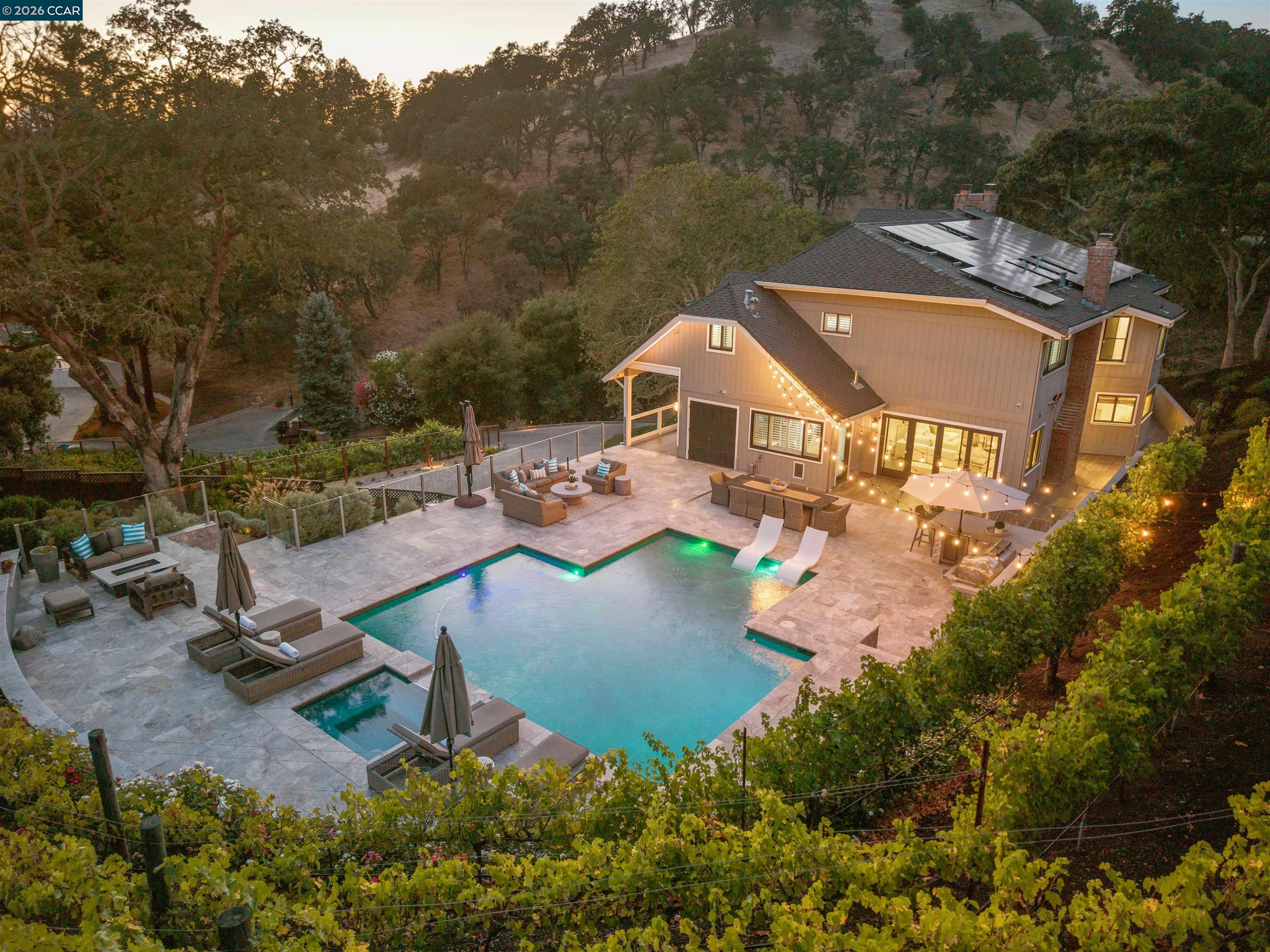 330 Twin Peaks Ln