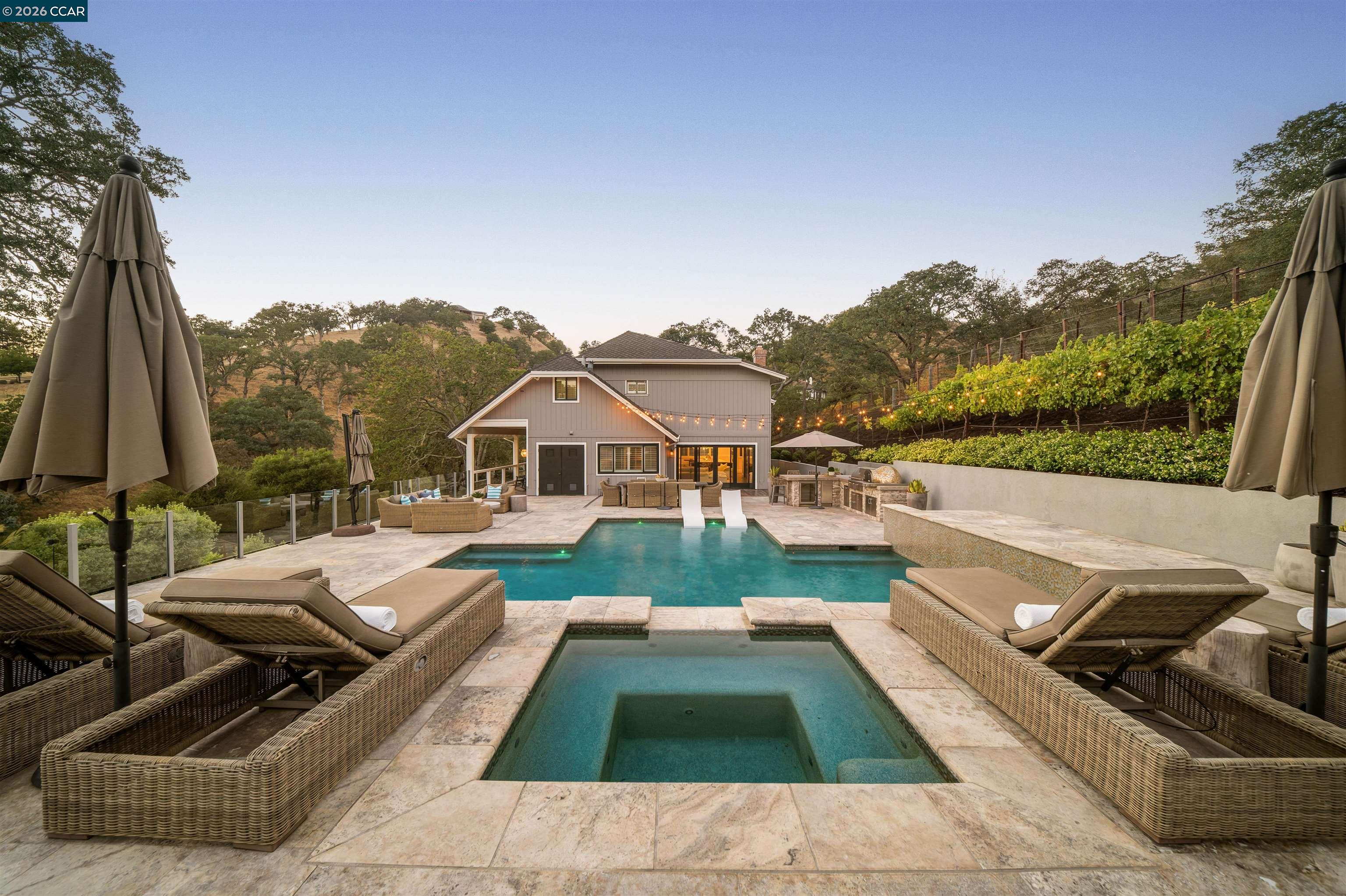 330 Twin Peaks Ln