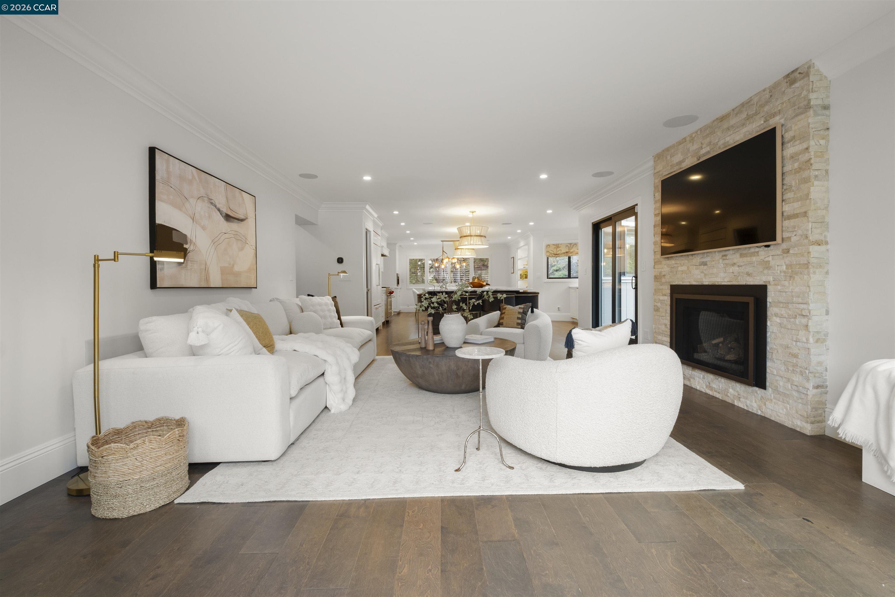 330 Twin Peaks Ln
