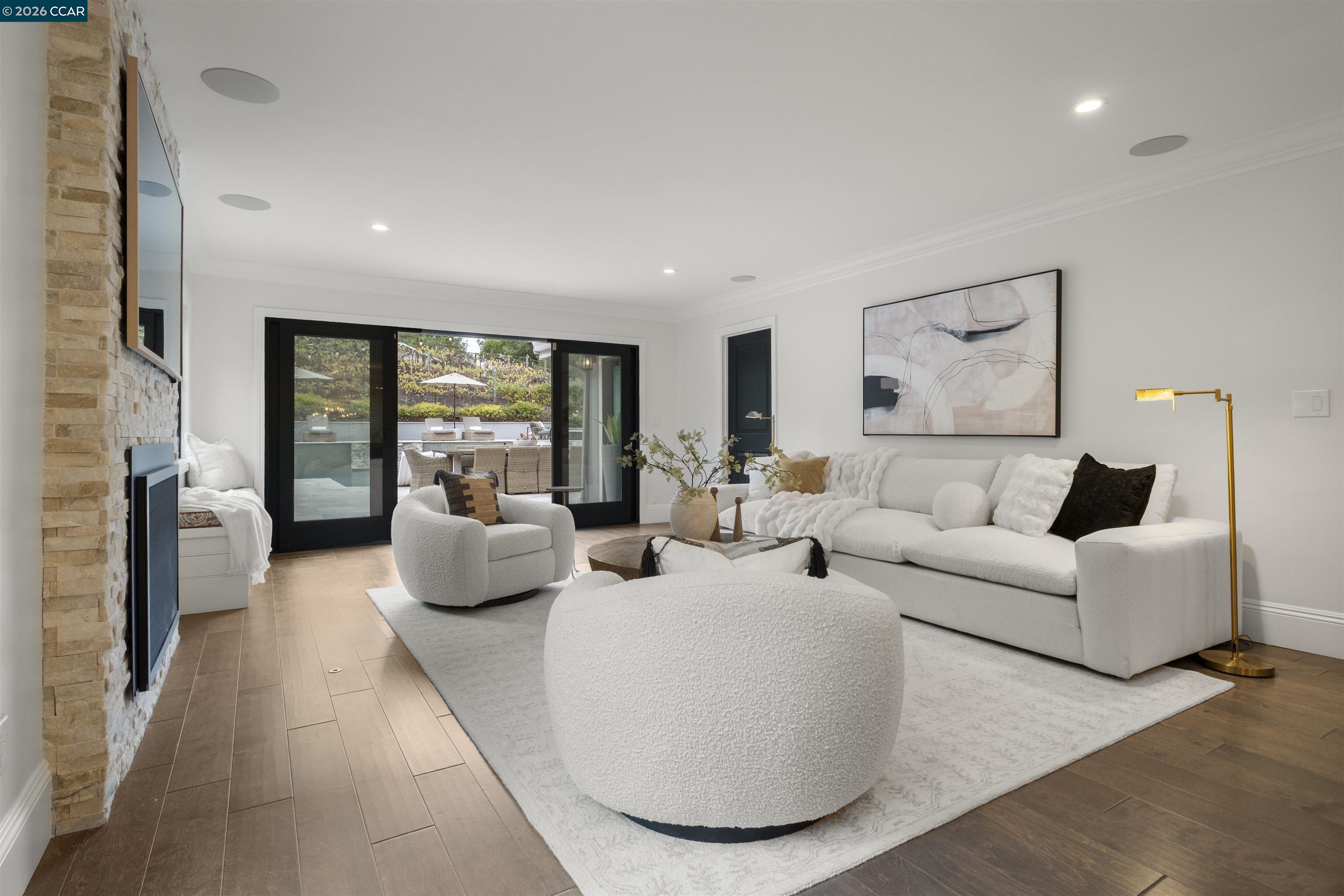 330 Twin Peaks Ln