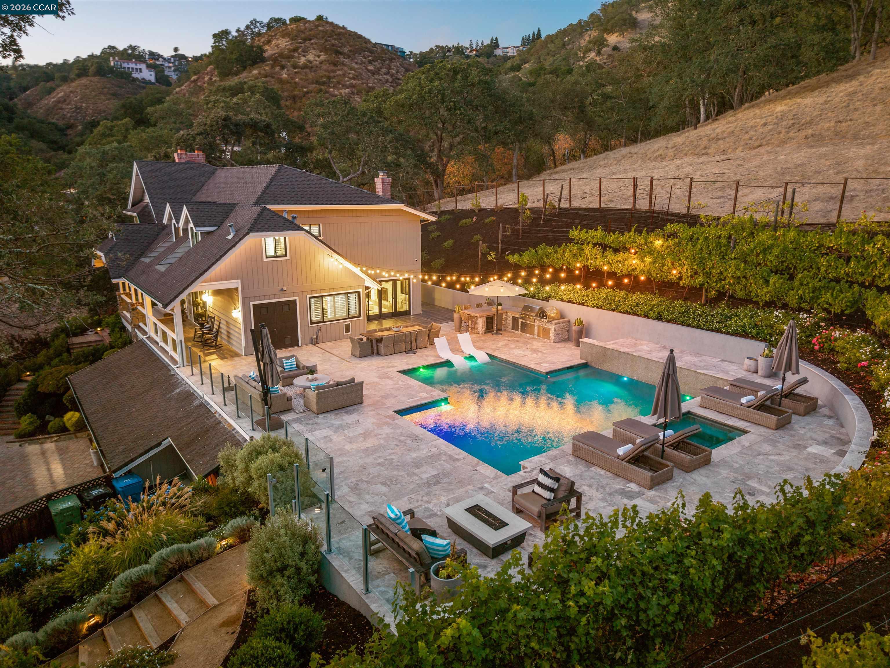 330 Twin Peaks Ln