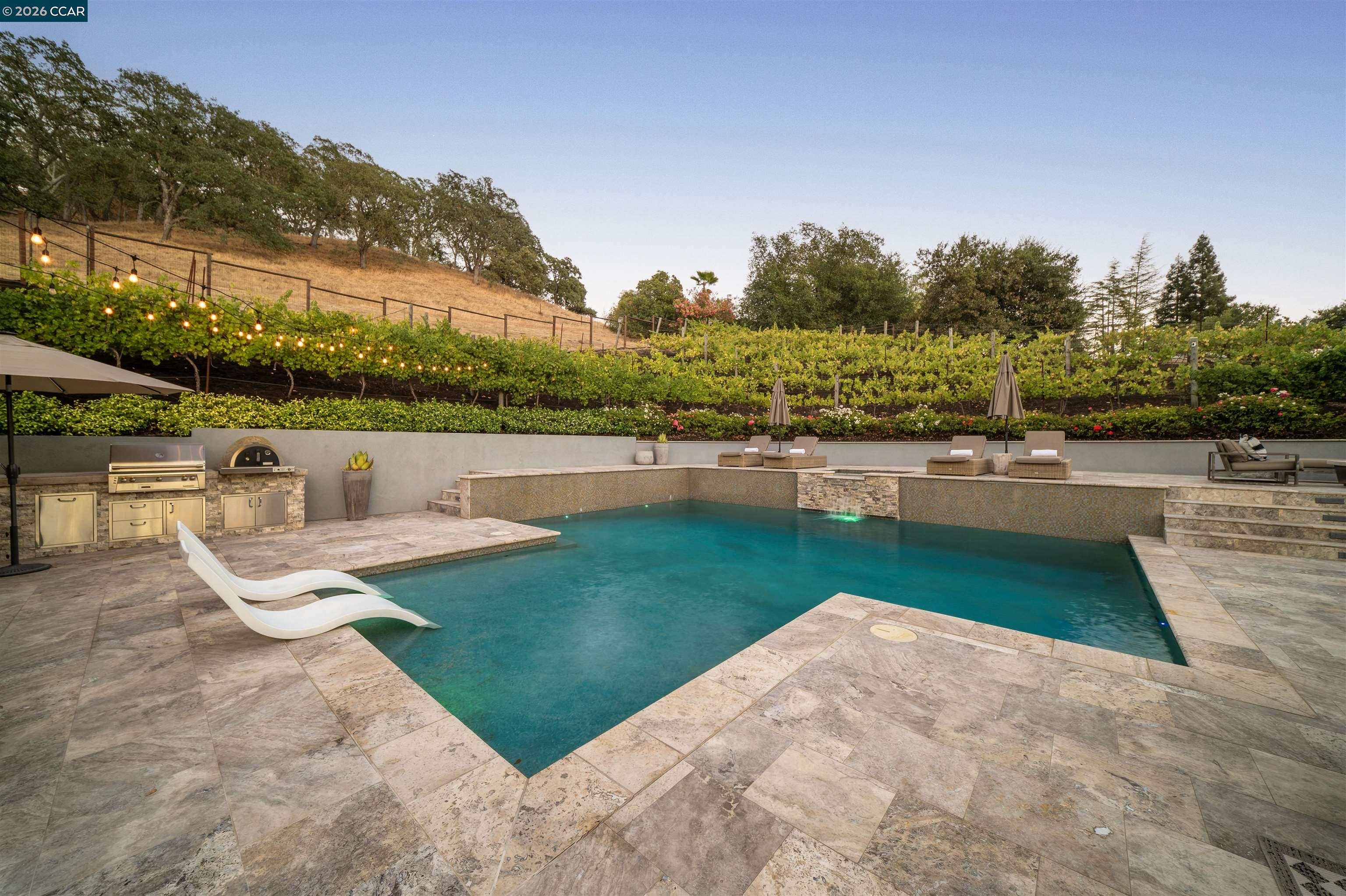 330 Twin Peaks Ln