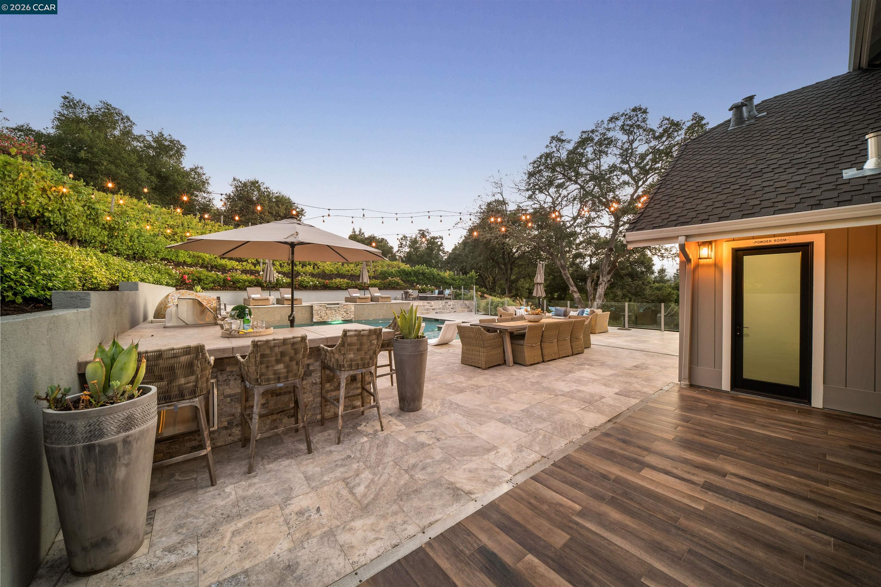 330 Twin Peaks Ln