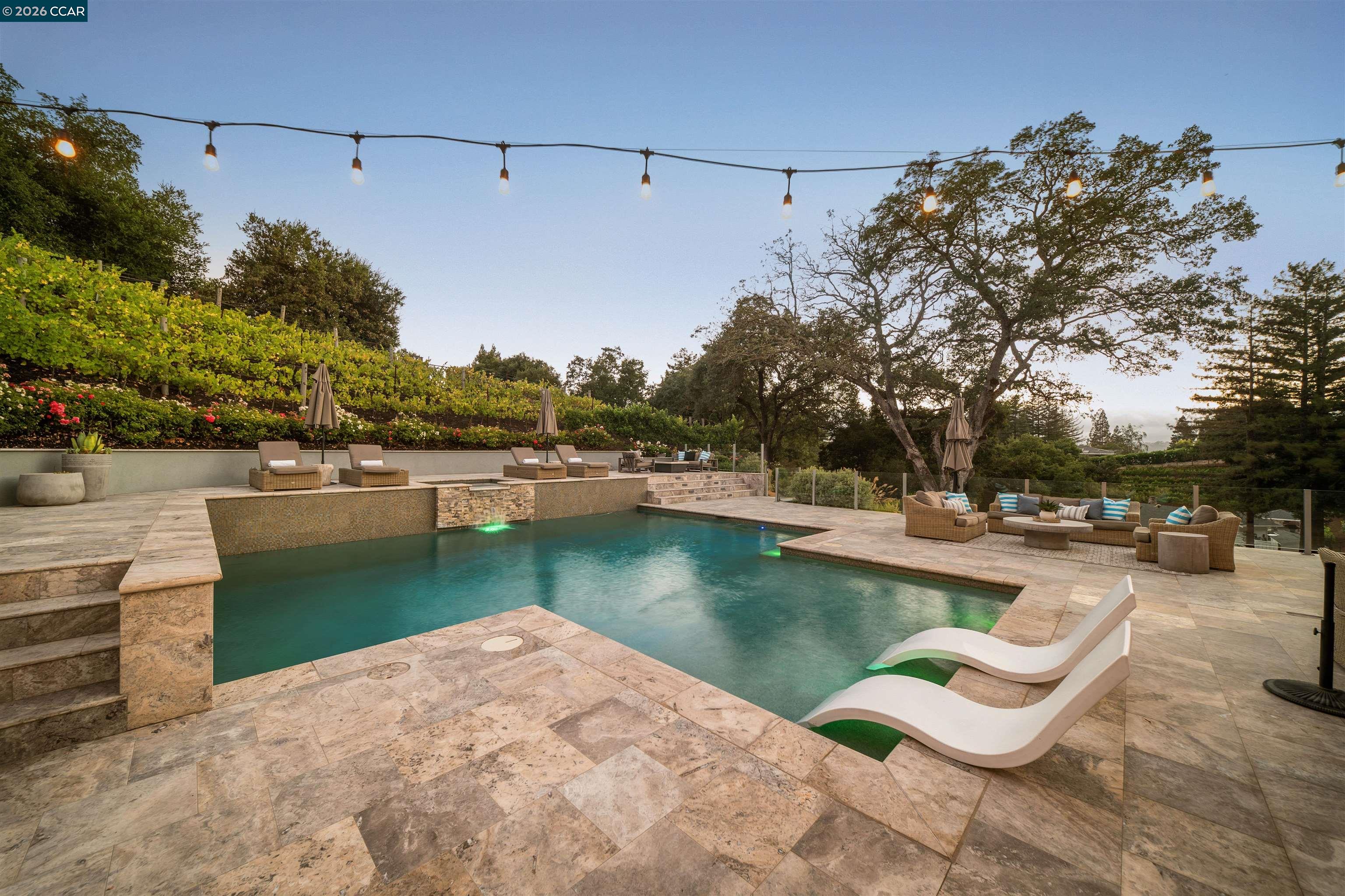 330 Twin Peaks Ln