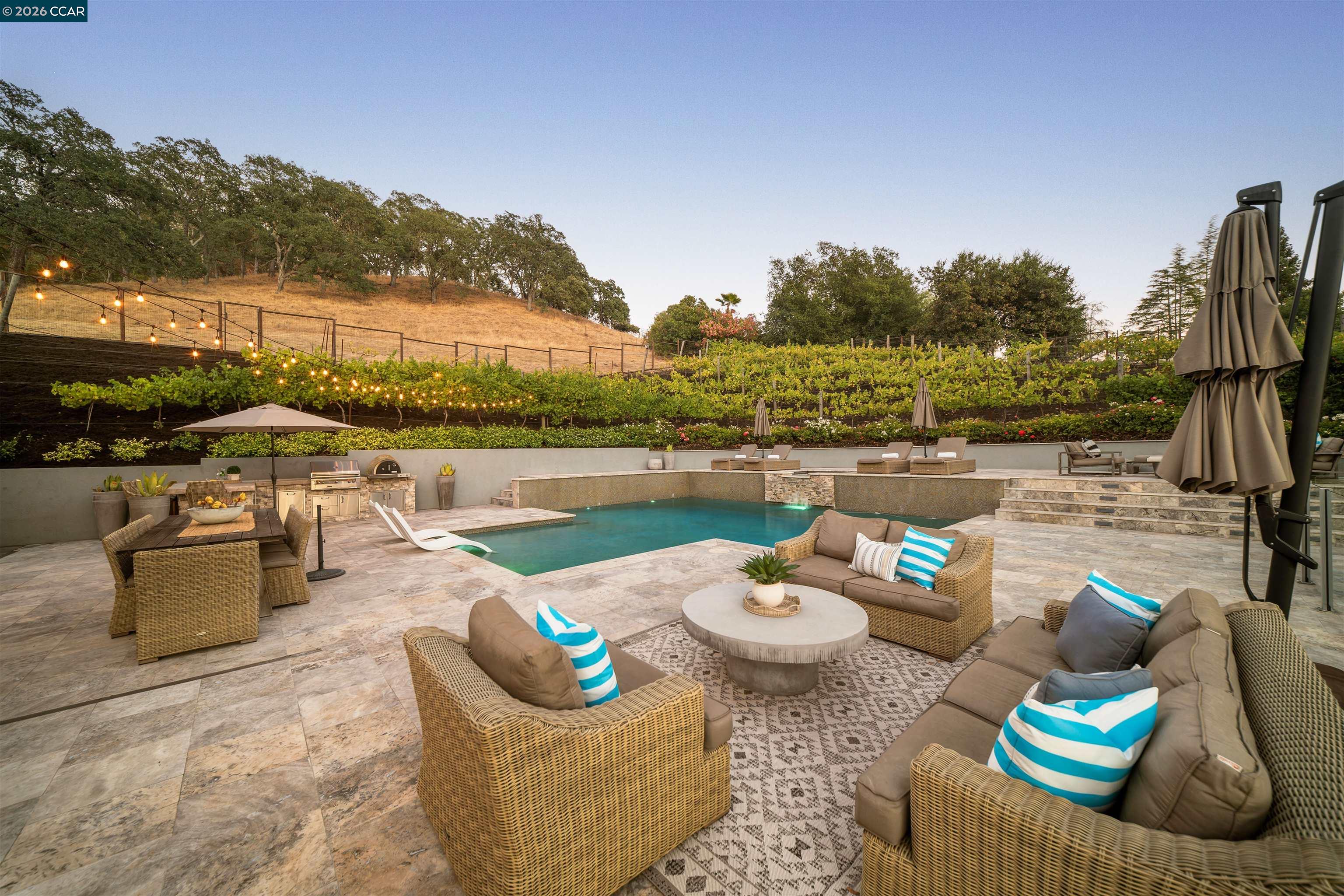 330 Twin Peaks Ln