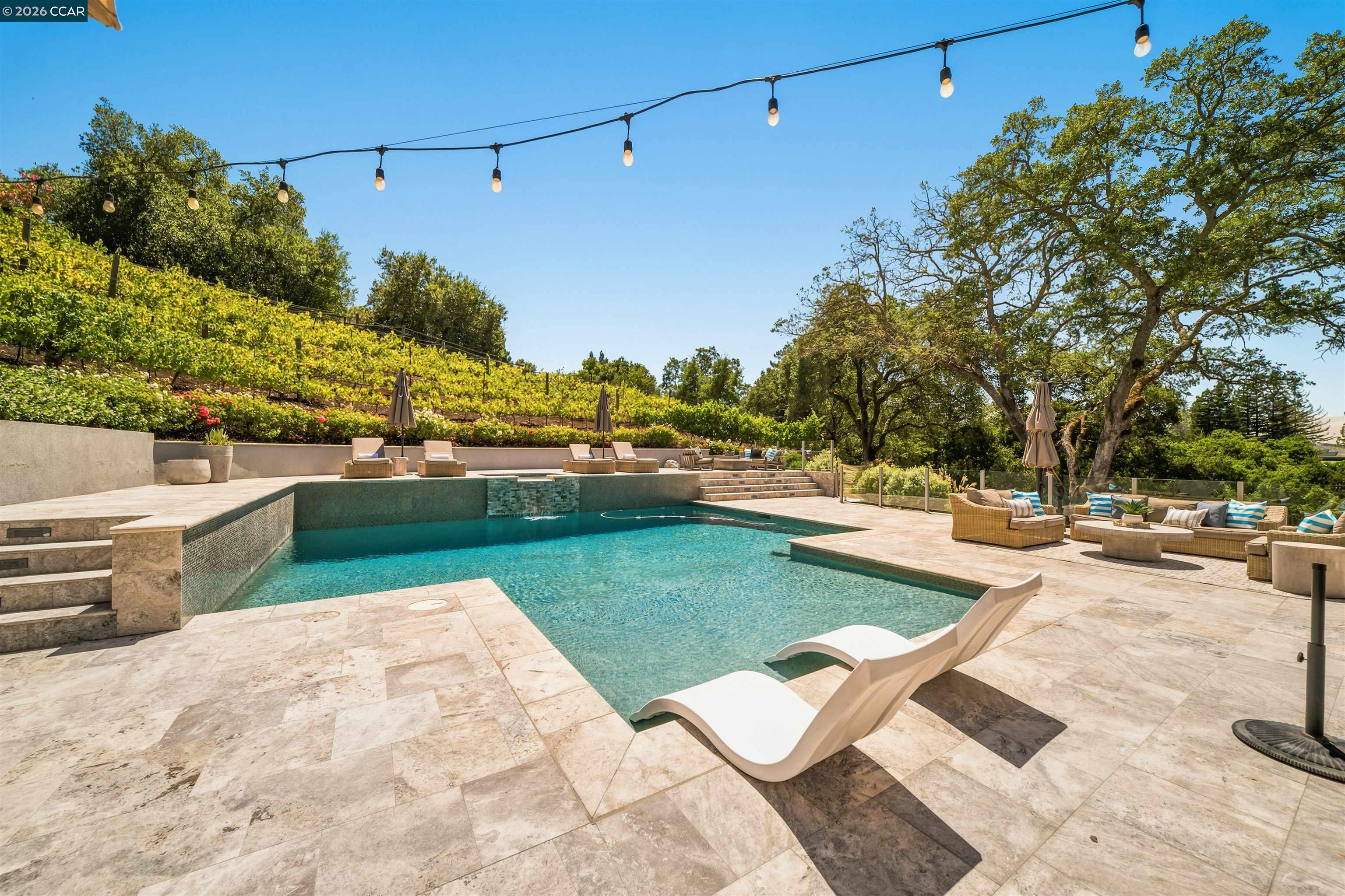 330 Twin Peaks Ln