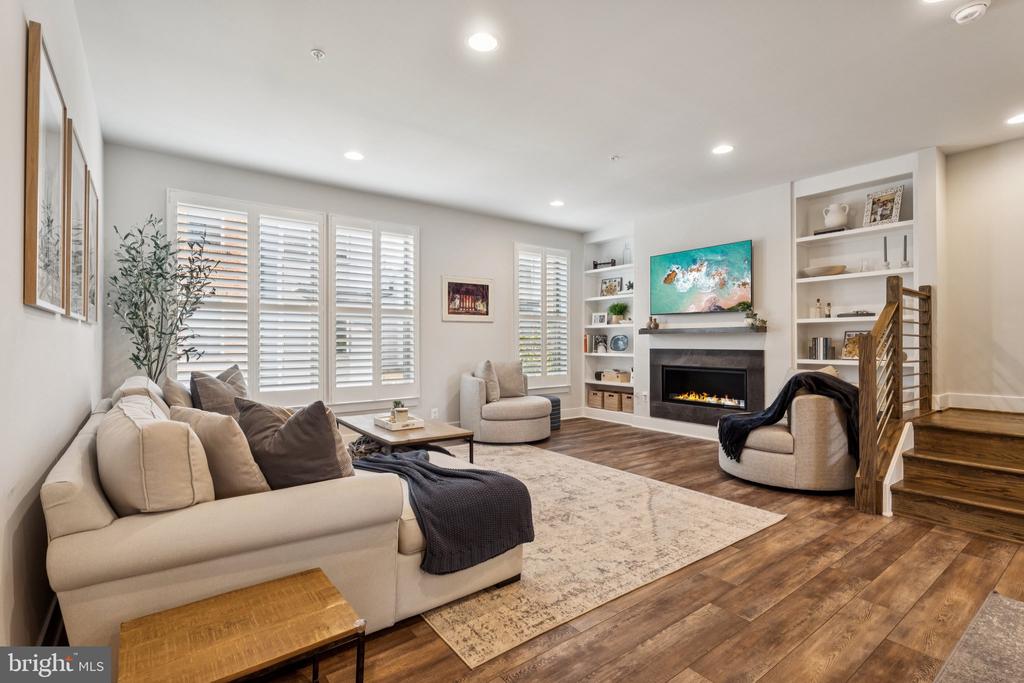 5012 OAKMOORE DRIVE