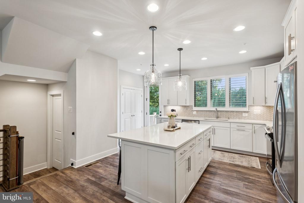 5012 OAKMOORE DRIVE