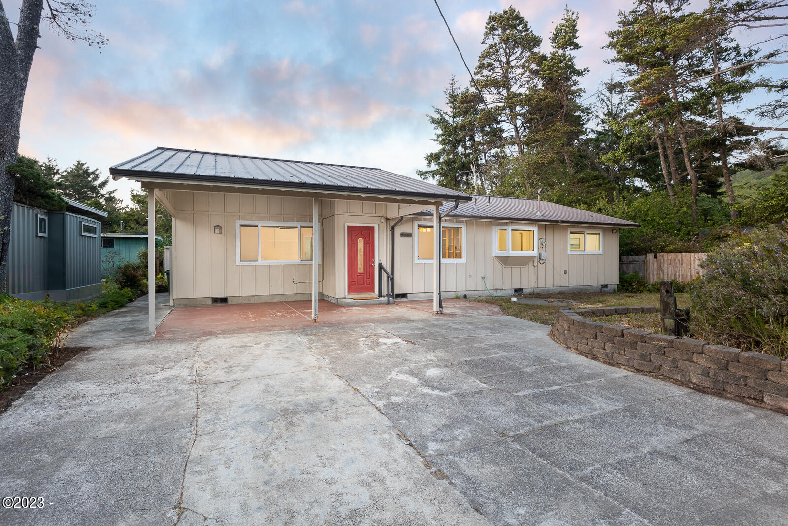 5850 Jasmine Ave