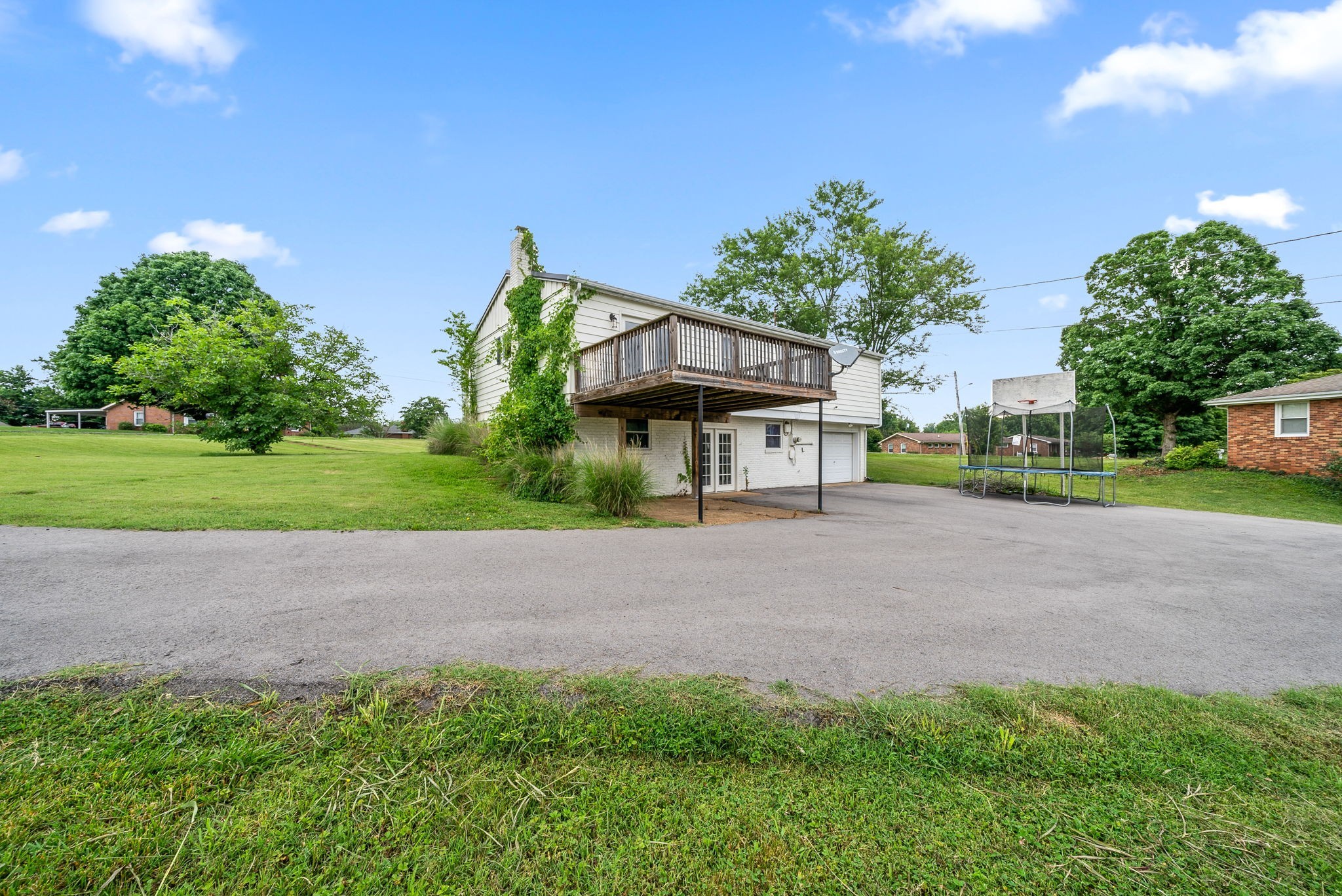 201 W Meadow Dr