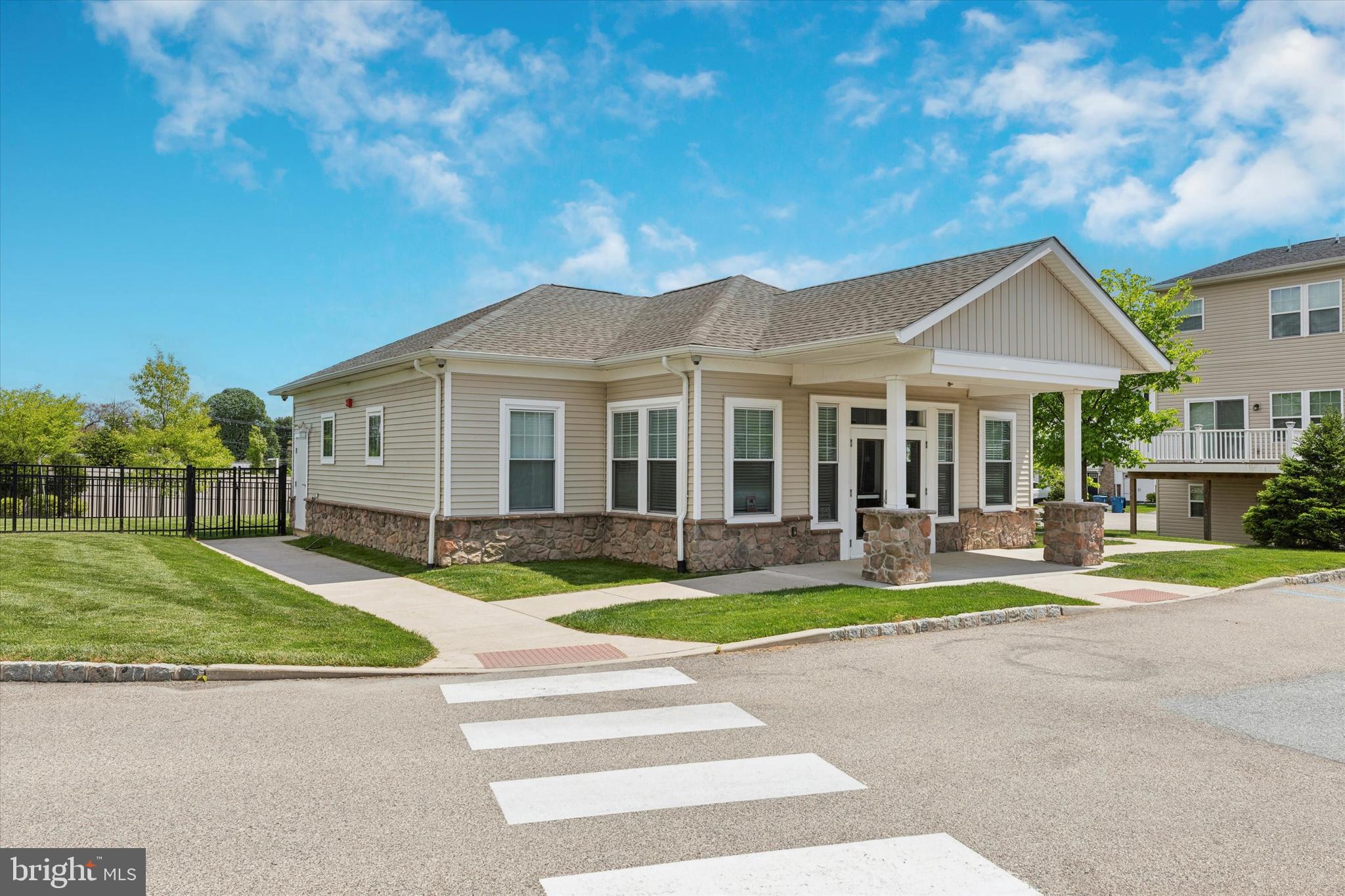 264 MacDonald Ave #20