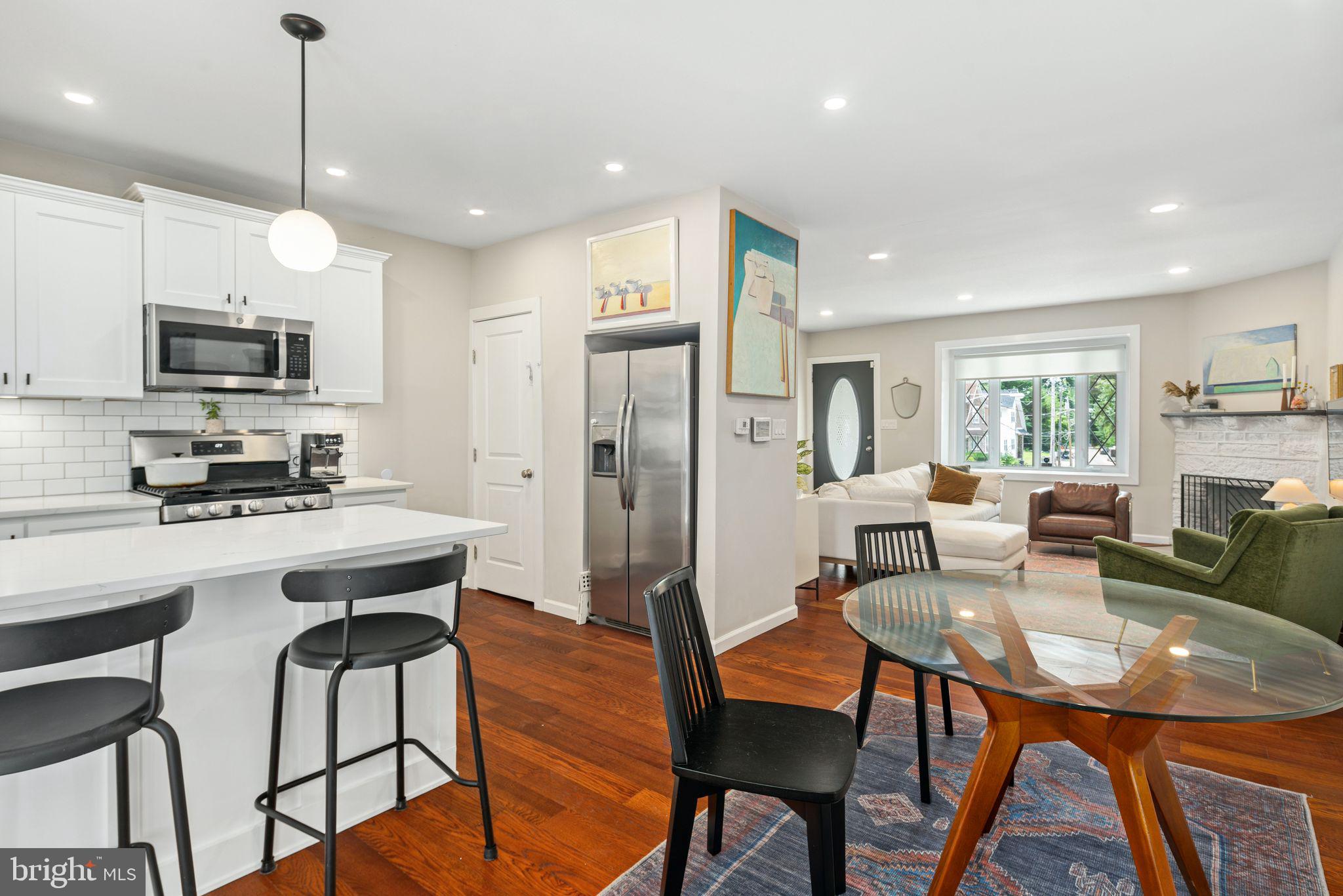 246 E Queen Ln