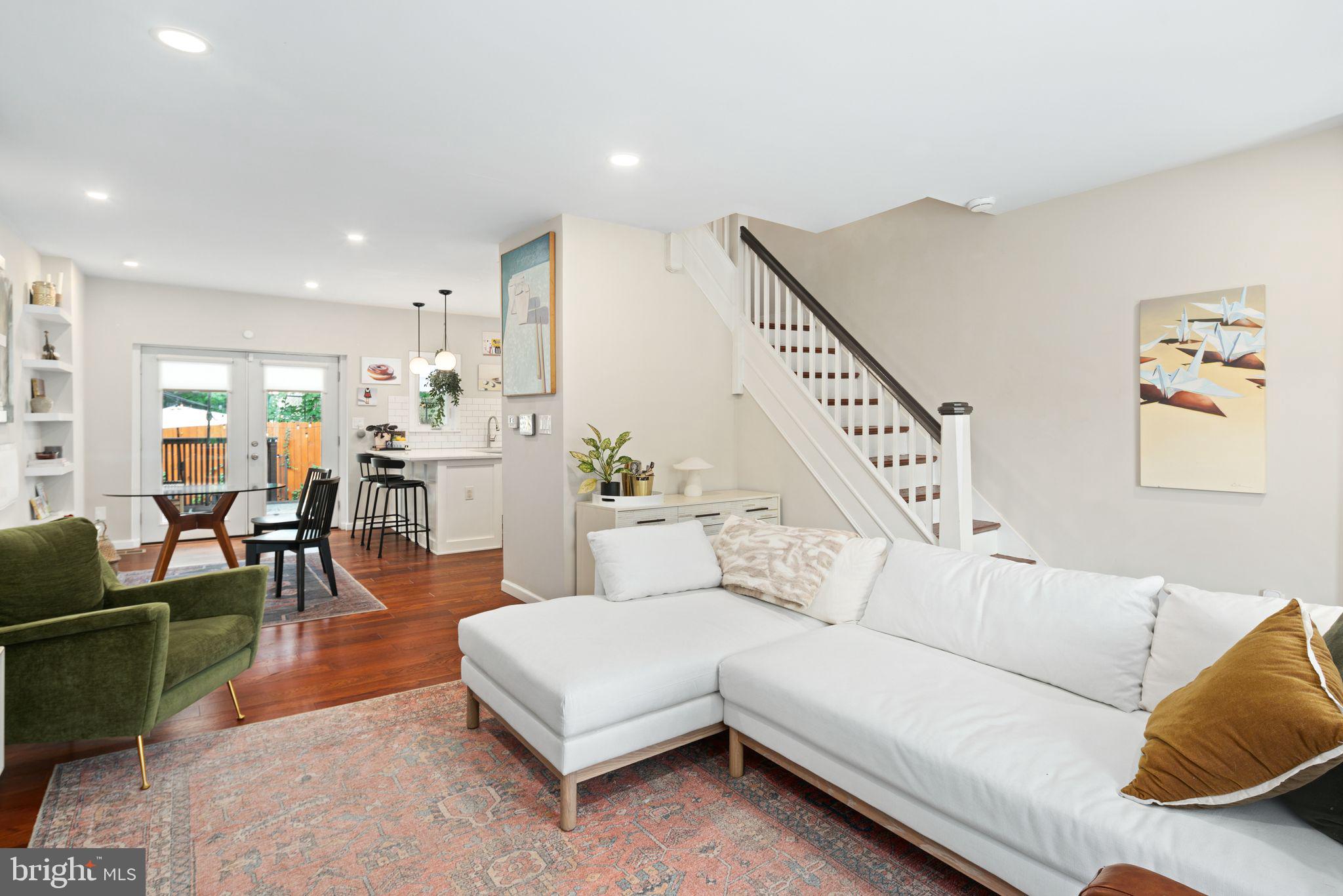 246 E Queen Ln
