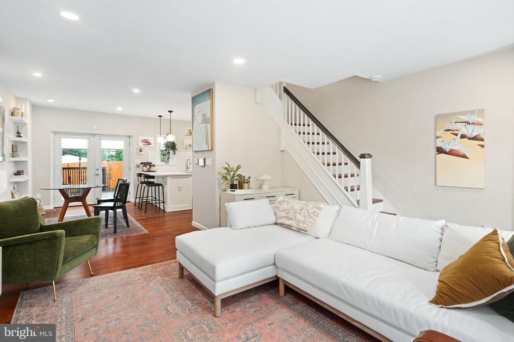246 E Queen Ln