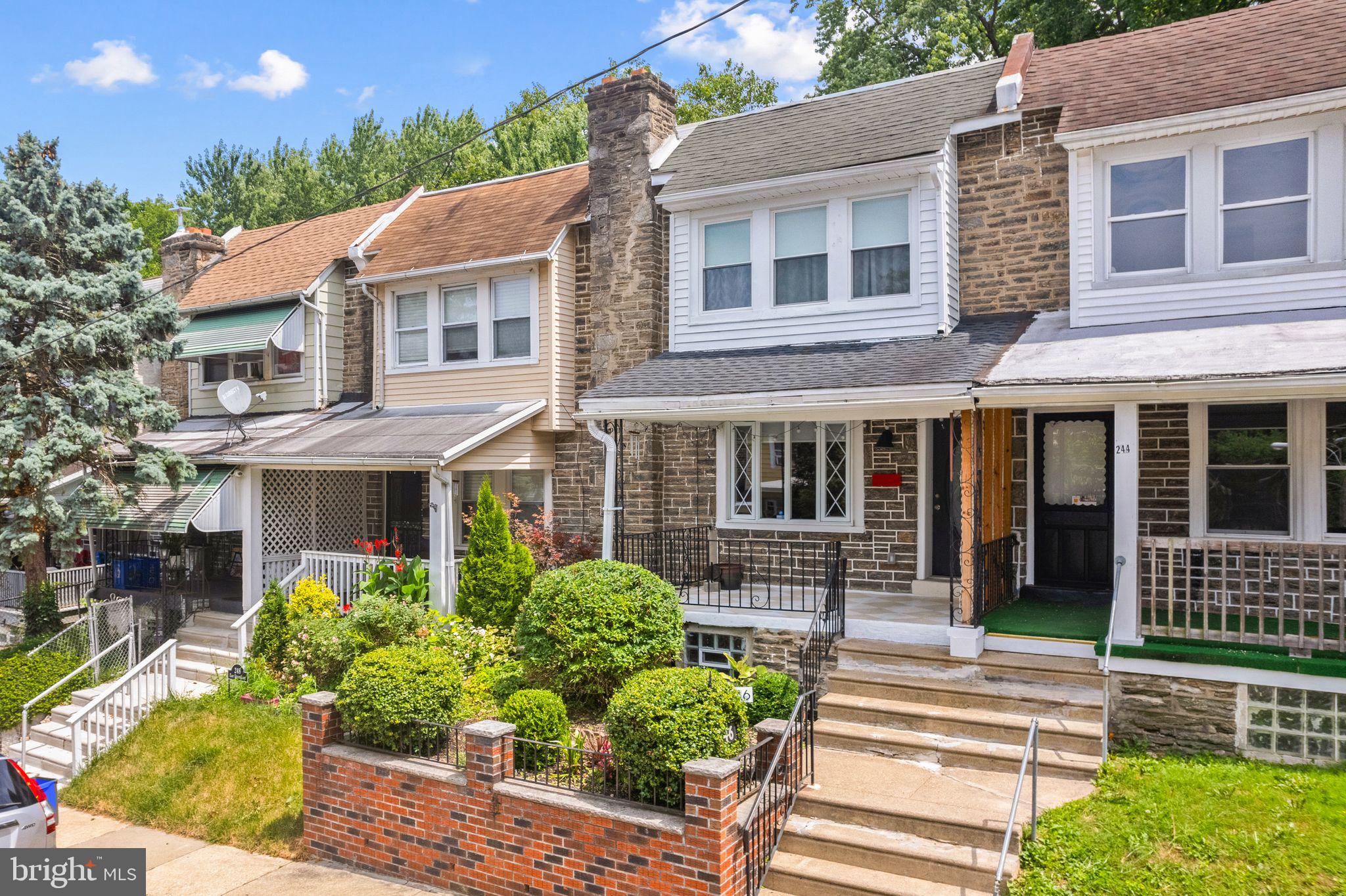 246 E Queen Ln