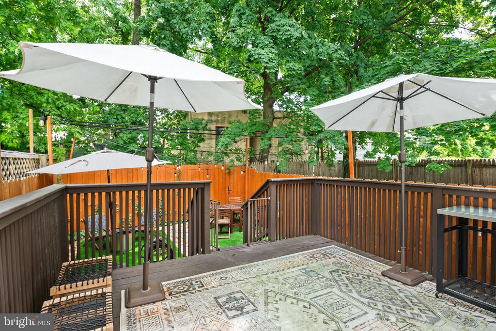 246 E Queen Ln