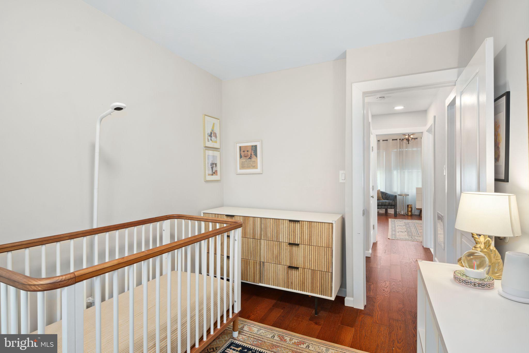 246 E Queen Ln